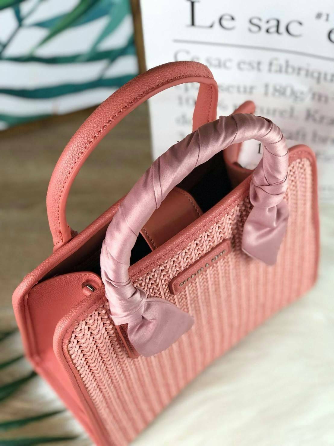 CHARLES & KEITH SATIN SCARF WRAPPED WOVEN BAG กระเป๋าถือ/สะพายอยู่ทรง มีผ้าพันหูกระเป๋าให้ 1 เส้น มีหมุดรองฐานทั้ง 4 มุม ที่ด้านหน้าทำ texture สวยงาม เปิดปิดด้วยกระดุมแม่เหล็ก ด้สนในมีช่องซิปเล็ก 1 ช่อง รุ่นนี้จุของได้เยอะ ใส่ iPad mini ได้สบายๆค่า สายสะพ