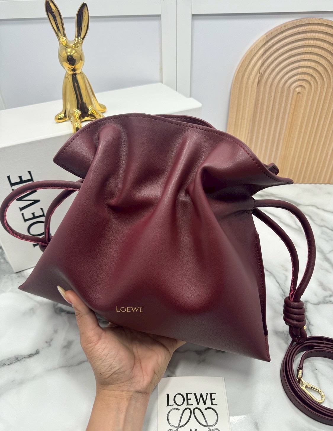 ORI หนังแท้ | Medium Loewe Flamenco clutch in nappa leather 30cm กระเป๋าสะพายทรงคลัชดีไซน์รูดเชือก เรียบหรูดูแพง เรียบง่ายใช้งานสะดวก หนังแนปป้าให้สัมผัสนุ่มสบายผิว มาพร้อมสายสะพายร้อยห่วงหรูหรา