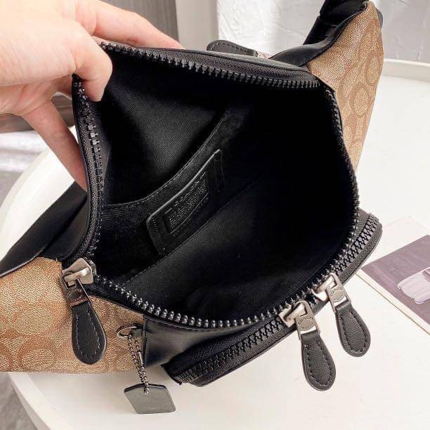 COACH TRACK BELT BAG IN SIGNATURE พร้อมส่งที่ไทยค่ะ! กระเป๋าคาดอก ใบใหญ่กำลังดี หนังแท้นิ่ม ทรงสวย ด้านหน้ามีช่องซิปคู่ใส่ของจุกจิกค่ะ ช่องซิปหลักกว้าง ใส่ของจำเป็นได้ครบค่ะ พร้อมช่องซิปยาวตอนหลังให้อีกช่อง// สายคาดเลื่อนปรับได้ฟรีไซด์นะคะ