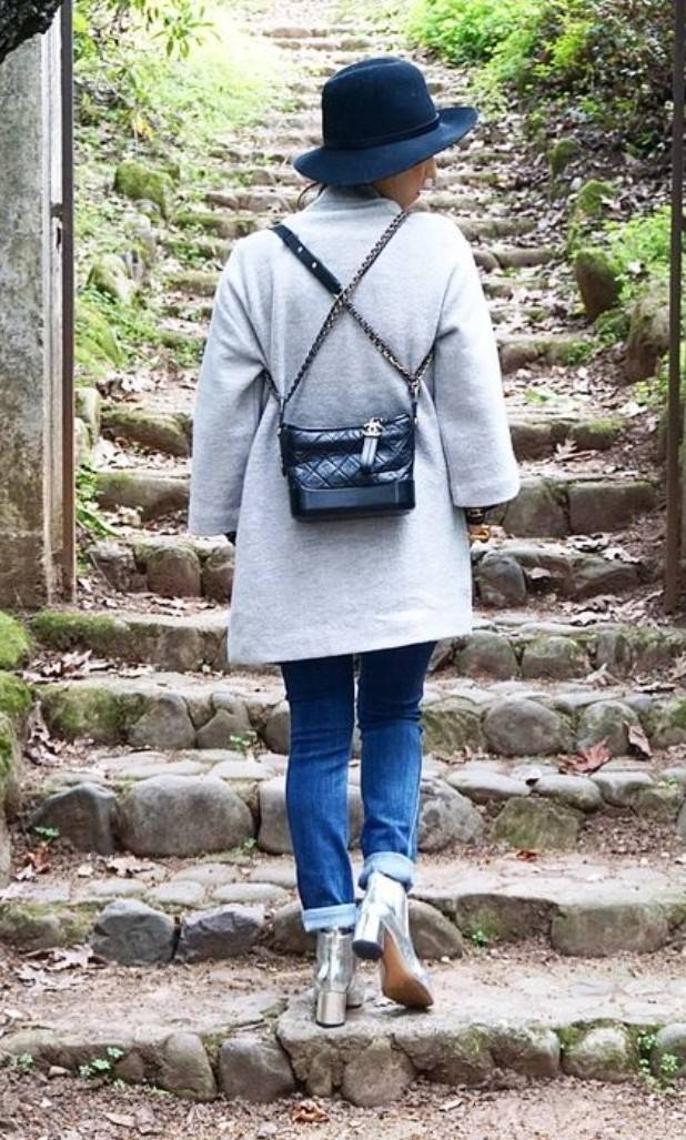 9" CHANEL SHOULDER BAG / CHANEL GABRIELLE HOBO BAG ไซส์คลาสสิค กระเป๋าสะพายข้าง/ไหล่ หนังแท้ นิ่ม หรู มาพร้อมพวงกุญแจสัญลักษณ์แบรนด์ อะไหล่พร้อมโซ่สะพายสีทองสลับสีเงินรมดำ สามารถสะพาย crossbody หรือสะพายไหล่ได้หมด สะพายแล้วขับผิวมากๆ เปิด-ปิดกระเป๋าด