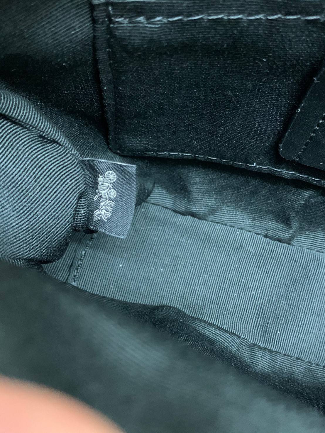 COACH JES CROSSBODY WITH HORSE AND CARRIAGE PRINT ((91109)) กระเป๋าสะพายครอสบอดี้ร์ หนังแท้นิ่ม ลายปริ้นรถม้าทั้งใบสวยงามมากๆค่ะ กระเป๋าแบ่งเป็น2ช่องซิปหลัก ช่องกว้างสามารถใส่กระเป๋าเงินใบยาวได้;ของจำเป็นได้ครบเลยค่ะ;มีช่องให้ใส่ของจุกจิก;พร้อมช่องโล่งด้า