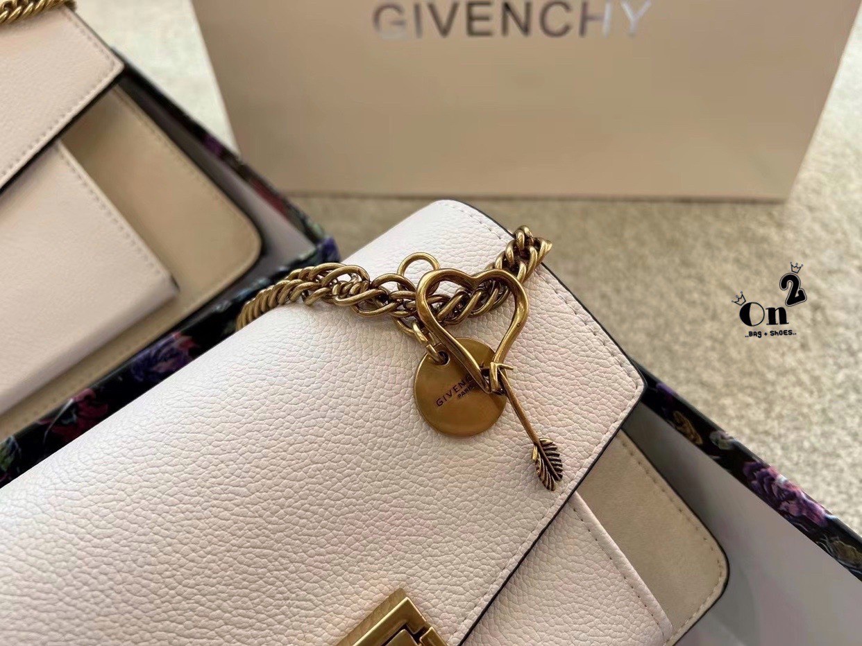 Givenchy GV3 Bag พร้อมส่งที่ไทย กับรุ่นยอดนิยม กระเป๋าสะพายหนังเรียบ เปิดหน้า อะไหล่ทอง งานสวยเป๊ะอะไหล่ปั้มทุกจุด เกรดมิลเลอร์สวยหรู ดูเป็นคนมีเทสดีเลยค่าา ดีไซน์คือสวยมีคลาส มีระดับสุดๆ พร้อมสายโซ่อะไหล่ทอง ละมุนตามากค่าา รุ่นนี้ขายดีมาก ได้มาน้อยด้วยนะ