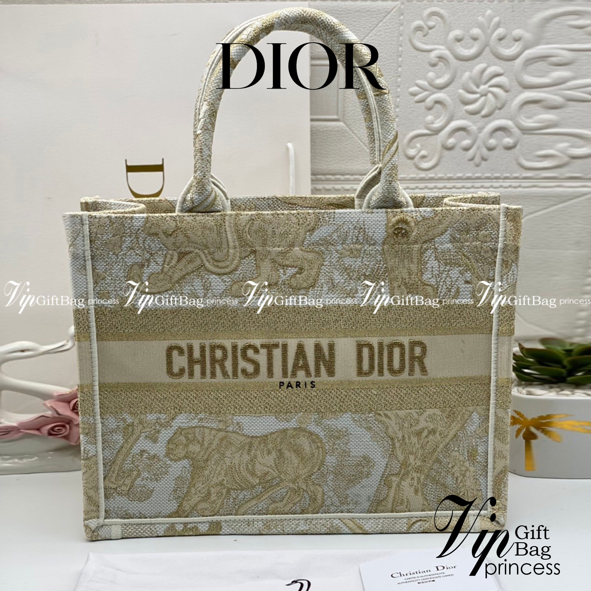 CHRISTIAN MEDIUM DIOR BOOK TOTE เอกลักษณ์ของความหรู เป็นทางช็อปปิ้งBag ที่ต้องมี ภายในโล่งกว้างมาก ใส่ของแบบแน่นๆ จุๆไปได้เลย น้ำหนักเบาสบาย งานออริปักขึ้นรูปสวยมาก มี code stamp พร้อมส่งที่ไทย ภาพสินค้าถ่ายจากงานขายจริง ใช้งานต่างประเทศได้ค่ะ