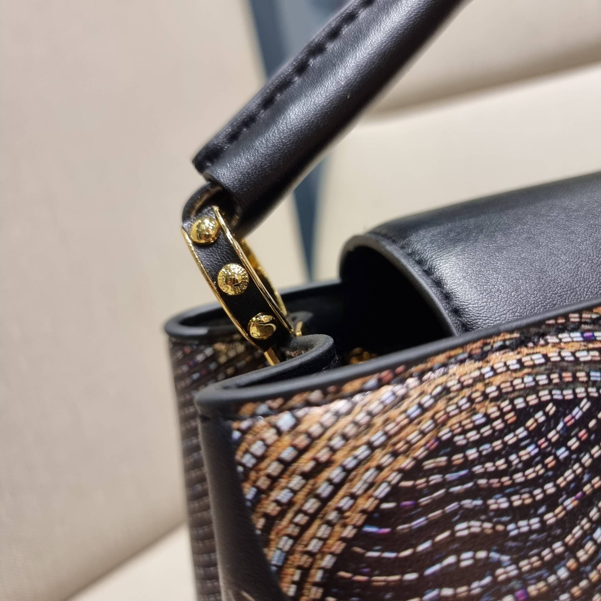 LV capucines top handle วีไอพีพรีเมี่ยมกิ๊ฟจากเคาน์เตอร์ ที่สุดของความสวยในราคาเบาๆ กระเป๋าถือสุดหรู ดีไซน์ทรงคลาสสิค พร้อมลวดลายหรูหรา มาพร้อมหูจับในตัว ด้วยรูปทรงวินเทจและวัสดุหนังแท้ ขับผิว ทำให้ไอเท็มนี้สะกดทุกสายตาจริงๆ และยังมีลูกเล่นที่ฝาปิดกระเป๋า