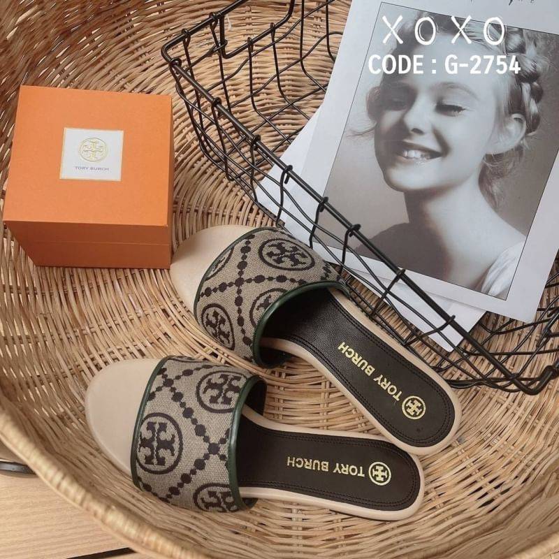 Tory Burch Sandals แตะสวม งานผ้าทอปักแบรนด์ ชนช้อป งานสวย เรียบร้อย สวยเกินราคาขายมากคะ สวมใส่ง่าย ใส่สบาย แมทส์ชุดง่าย น้ำหนักเบา