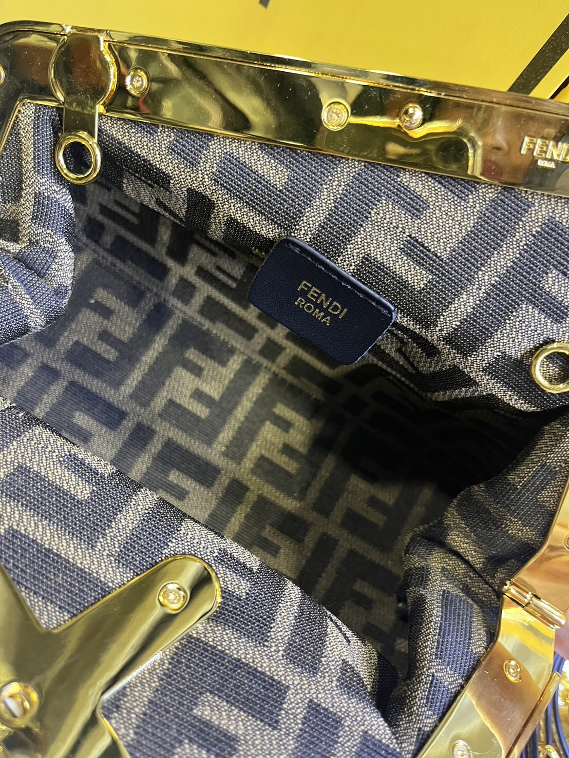 พร้อมส่ง 6 สี FENDI First Midi bag กระเป๋าทรงคลัชมาพร้อมสายสะพาย รูปลักษณ์สวยงามทันสมัย 🧡 เกรดออริจินอล 1:1 สลับแท้ ใช้งานต่างประเทศได้