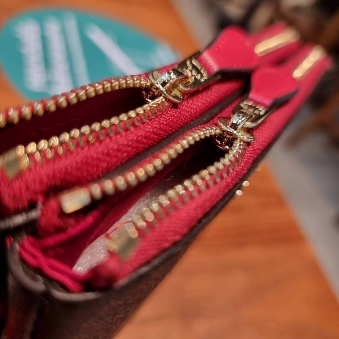 COACH F87591 DOUBLE CORNER ZIP WALLET IN SIGNATURE COATED CANVAS คล้องมือรุ่น 2 ซิป!! มาแล้วจ้า 🌟🤗 ไซส์นี้คือเหมาะมือจริงๆ พกง่ายเช่นเคย ไม่ต้องกังวลว่าจะเกะกะหรือกินพื้นที่กระเป๋าหลัก วัสดุหนังแคนวาสเคลือบลาย มีช่องหลักแยก 2 ช่อง ภายในบุผ