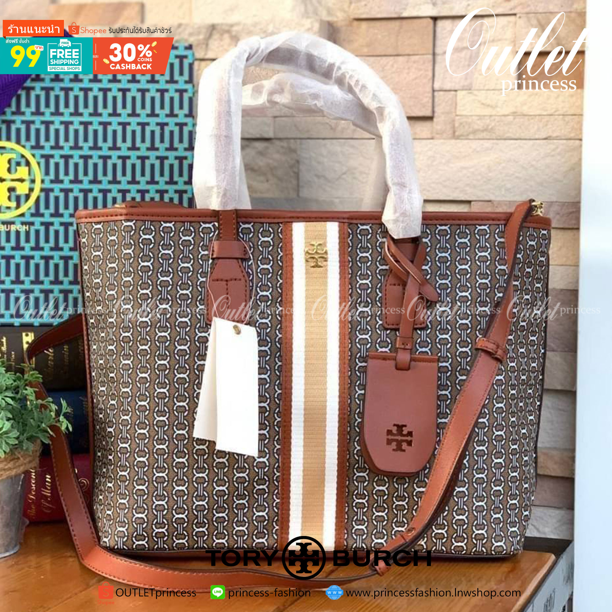 ของแท้ 💯% Tory Burch Gemini Link Canvas Small Tote กระเป๋าสุดปังจากทอรี่ เบริช์(Tory Burch) อย่างเจมิไนลิงค์ ในทรง tote bag ซึ่งผลิตจากผ้าใบเคลือบผิวด้าน มีเอกลักษณ์โดดเด่นที่ลายทางตรงกลาง