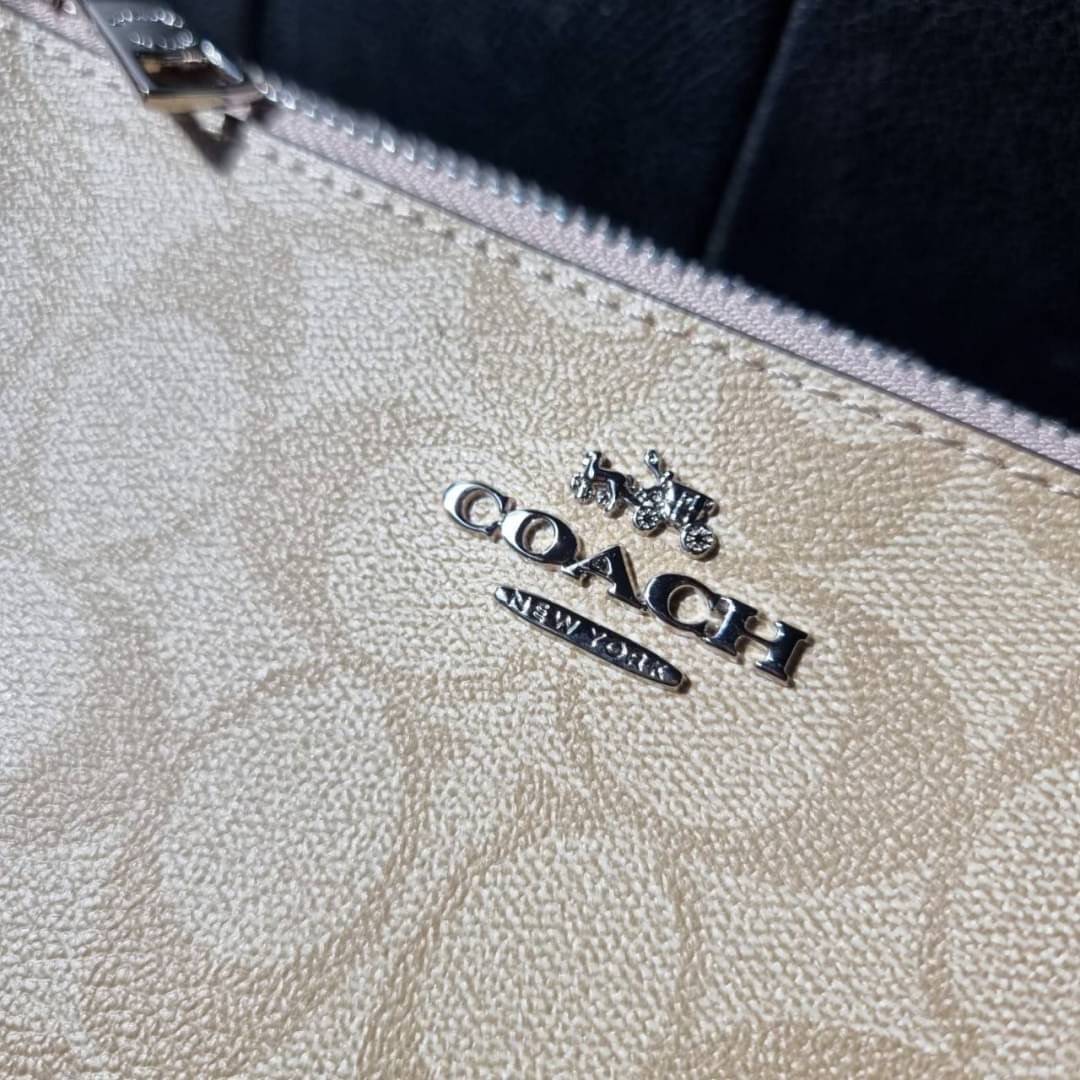 COACH F58321 TOP HANDLE POUCH อีกรุ่นฆ่าไม่ตาย!! 😎 ขายดีขายหมด ขายรวยขายปังๆ!! กระเป๋าพอชจากโค้ช ทรงใช้งานง่าย สะดวก กะทัดรัด วัสดุหนังแคนวาสเคลือบคุณภาพดี มาพร้อมสายคล้องในตัว และสายสะพาย crossbody ปรับเปลี่ยนได้ตามสไตล์ อีกหนึ่งไอเท็มที่สาวๆต้อง