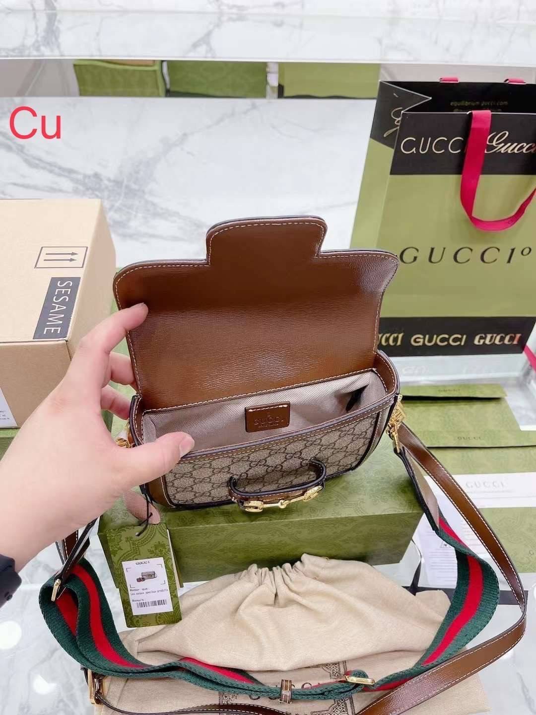 GUCCI HORSEBIT 1955 MINI BAG เกรดออริจินอล กระเป๋าสะพาย crossbody รุ่นฮิต สุดหรูหรา คลาสสิค จุของสำคัญได้เยอะ มาพร้อมสายสะพายยาว 2 เส้น สามารถ ปรับระดับได้ ถอดออกได้ รุ่นนี้ใช้งานดีมาก บอกต่อกันถึงที่สุด ใช้ได้ทุกโอกาส เป็นอีกรุ่นที่โดดเด่นมากๆ