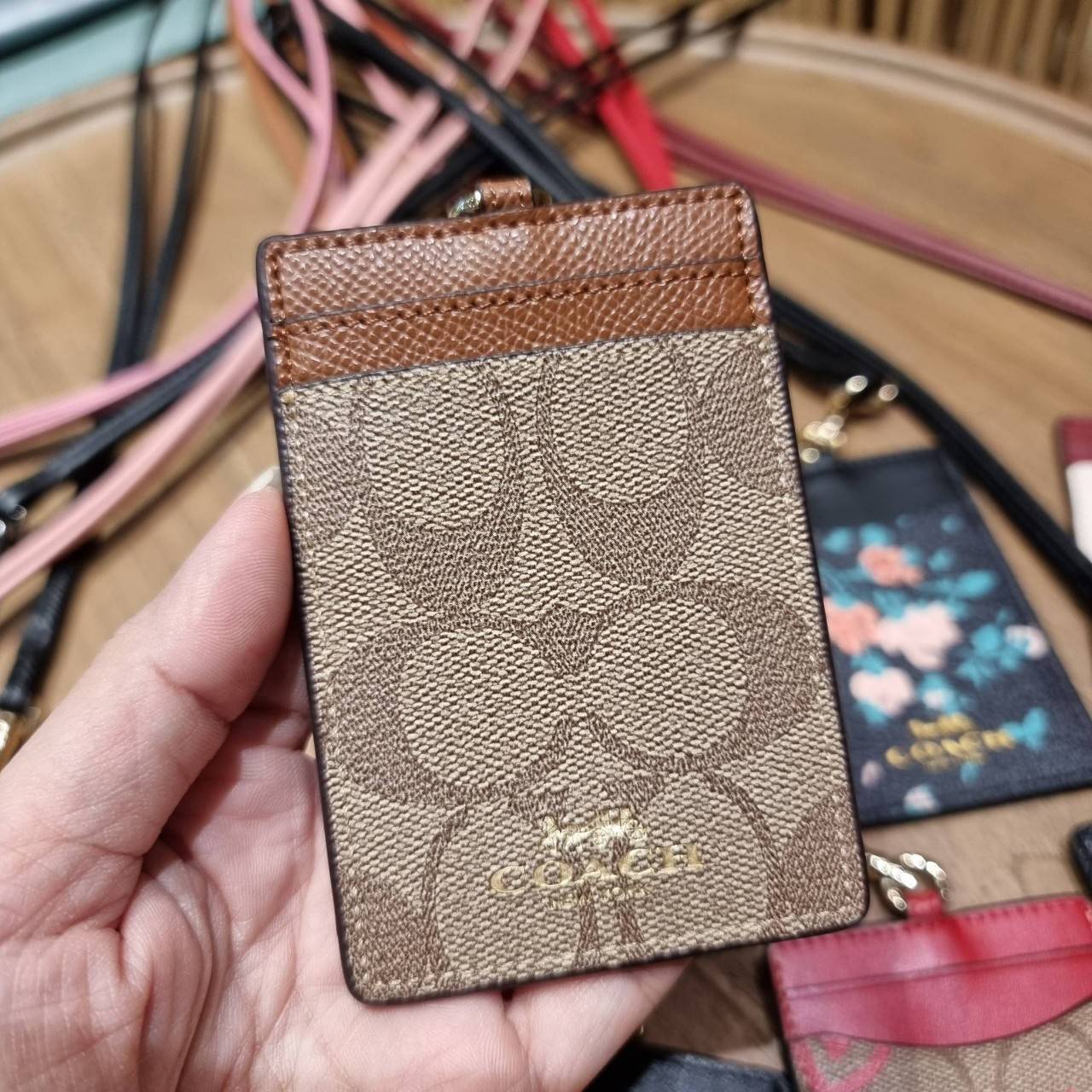 COACH ID LANYARD IN COLORBLOCK SIGNATURE CANVAS ง่ายๆแบบไม่ธรรมดา!! คลาสสิคแต่มีดีเทลโดดเด่น!! กระเป๋าถนอมบัตร พร้อมสายคล้องคอ ดีไซน์ลวดลายสวย ดูดีทุกแบบ ใช้งานง่าย พกพาสะดวก จะใส่บัตรพนักงาน บัตรเครดิต บัตรปชช. ใบขับขี่ และบัตรอื่นๆที่อยากจะใส่!! ตามใจไป