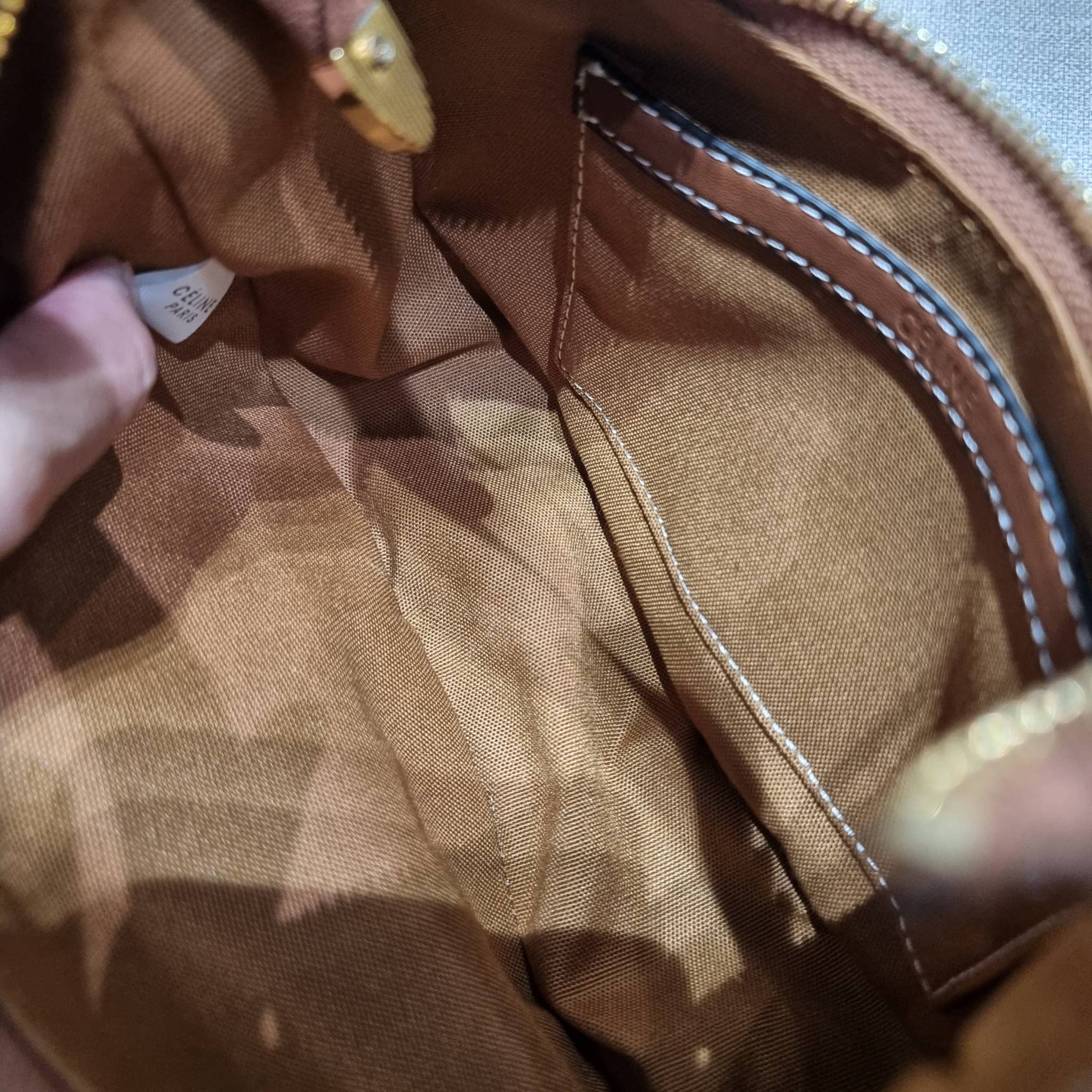 VIP 🥂 CELINE AVA IN TRIOMPHE CANVAS WITH TRIOMPHE HEART EMBROIDERY สวยเกินต้านรุ่นสุดปัง ที่ดีไซน์ออกมาใหม่ พร้อมให้ได้สวยก่อนใครไปเลย กับกระเป๋าสะพายไหล่ รูปทรงไม่เหมือนใครไม่เกร่อ ใช้แล้วดูแพง!! และที่น่ารักแบบตะโกนก็ตรงที่ โลโก้ลายปัก ดีเทลเดิน