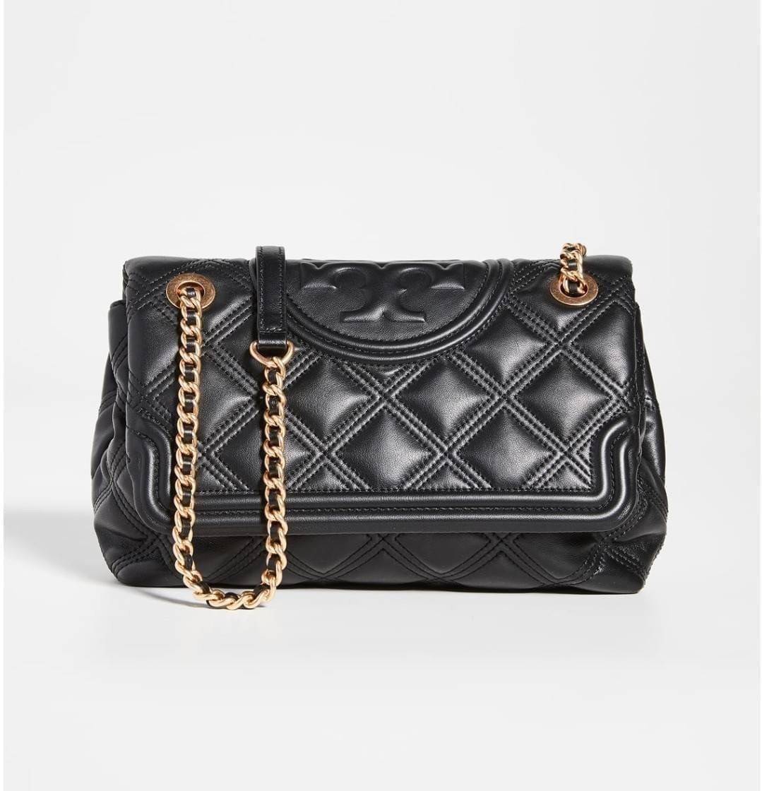 TORY BURCH FLEMING SOFT CONVERTIBLE SHOULDER BAG รุ่นหายากที่สาวๆตามหา มาพร้อมเสิร์ฟความสวยถึงบ้านไปเลยจ้า รอบนี้คัดสีสวยๆมาให้ได้ช้อปกันอย่างจุใจไปเลย กระเป๋าสะพายไหล่ หนังแท้นิ่มเต็มใบ สวยหรูดูแพง เปิด-ปิดด้วยตัวกดล็อคแน่นหนา สายสะพายในตัวปรับใช้ได้ 2 แ
