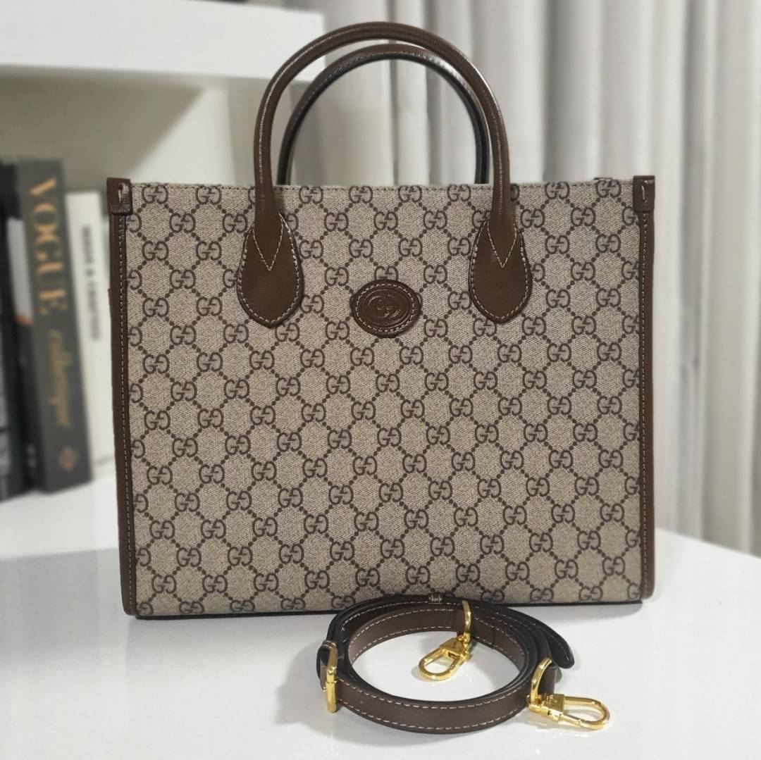 GUCCI FRAGRANCES CROSSBODY BAG VIP ORIGINAL 1:1 GIFT WITH PURCHASE (GWP) พรีเมี่ยมกิ๊ฟ Limited Edition จาก GUCCI PERFUME ใบใหญ่ทรง TOTE **ใส่ไอแพดได้ วัสดุ Geniune Leather หนังแท้ตัดผ้าแคนวาส ทรงเหลี่ยมสุดฮิต ดีไซน์สวยอยู่ทรง ภายในโล่งกว้าง มาพร้อมช่องซิป