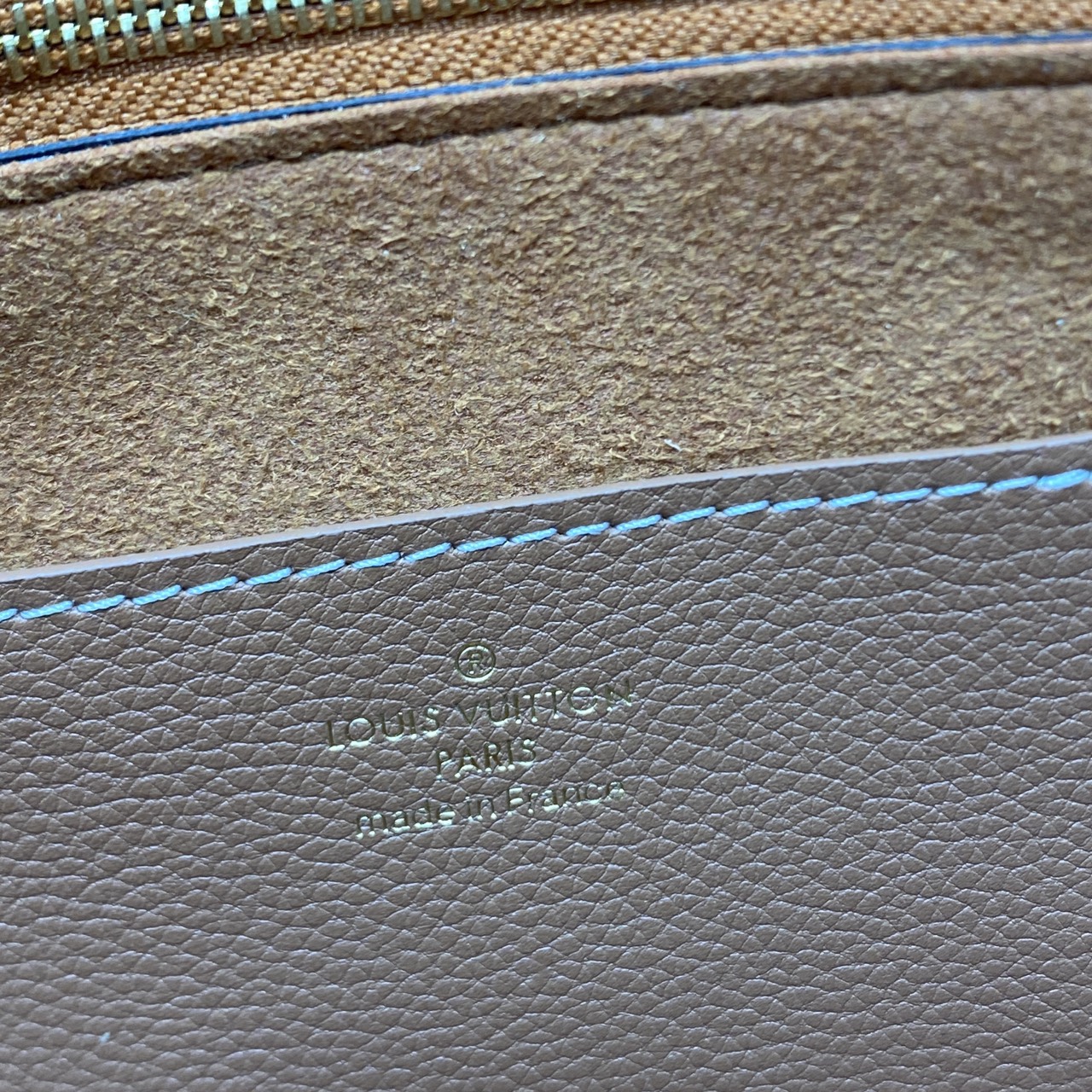 TOP ORI หนังแท้ | เกรดดีสุด LV Soft Twist Handbag กระเป๋าถือสุดไอคอนิก ถือเป็นกระเป๋าคู่ใจที่สมบูรณ์แบบสำหรับทุกวัน