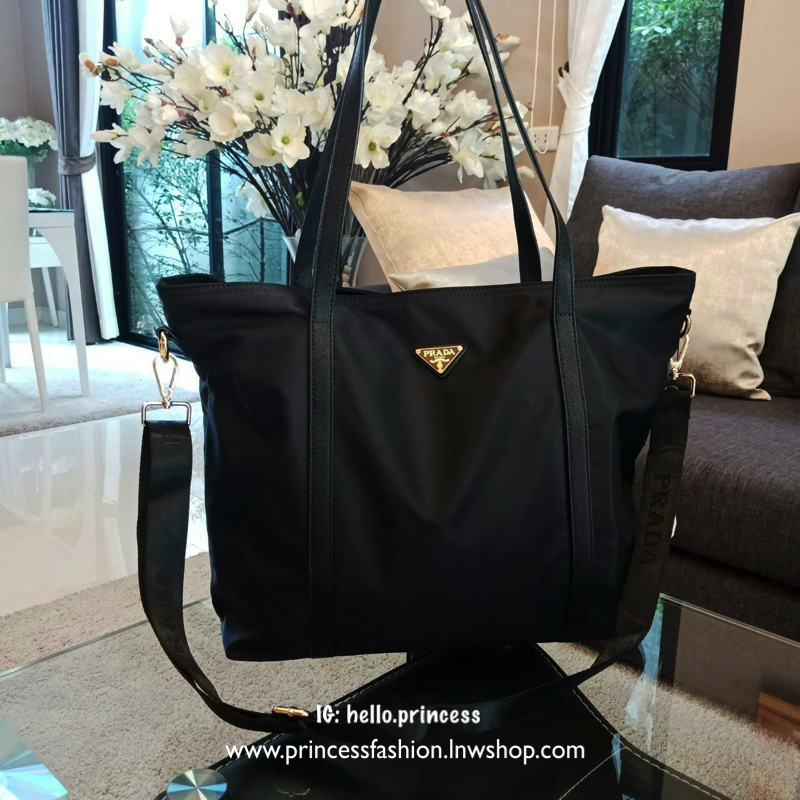 Prada nylon tote bag กระเป๋าสะพายทรง tote วัสดุ nylon premium gift จาก Prada อะไหล่ทอง เปิดปิดด้วยซิป ภายในกว้างใส่ A4, iPad ได้ มีช่องเล็ก และช่องซิป บุผ้าลายแบรนด์ มาพร้อมสายสะพายยาว ปรับได้ freesize ใบนี้ใช้ได้ในทุกวันค่ะ