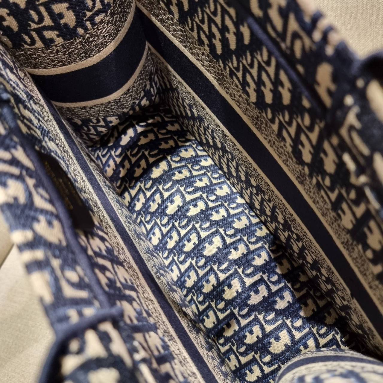 VIP 】HOT ARRIVAL!! DIOR CD SHOPPING BAG WITH GWP กระเป๋าทรงช้อปปิ้งใบใหญ่ จุใจ!! พรีเมี่ยมกิ๊ฟรุ่นดับเบิ้ลฮอต ดีไซน์คลาสสิควินเทจ สวยหรู วัสดุผ้าแคนวาสลายกราฟฟิค ภายในโล่งกว้างมากๆ ใส่ของจุสุดๆ โน้ตบุ้ค ไอแพด กระเป๋าสตางค์ มือถือ หรือเสื้อผ้ายังได้ สะพายค