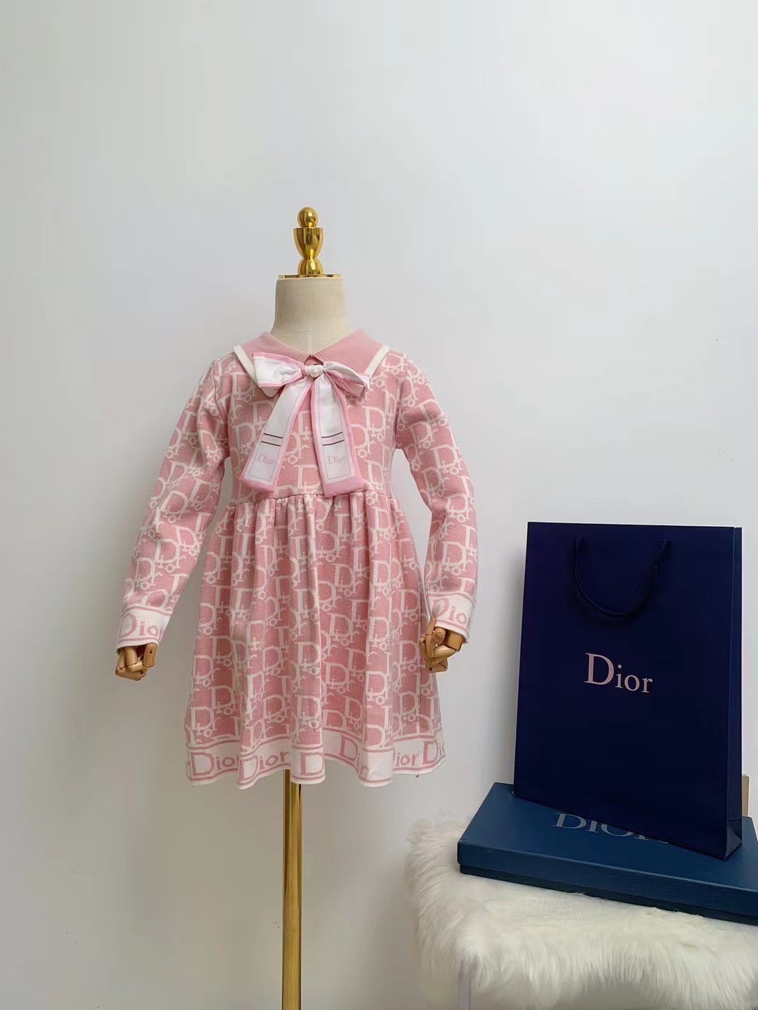 สลับแท้ เกรดเทพ Size 90-150 เสื้อผ้าเด็กแบรนด์เนม DIOR Knit Dress Kids เดรสหวานชมพูคีพลุคลูกคุณ งาน 1:1 เนื้อผ้าการันตีความพรีเมียมอย่างดี งานนำเข้าจากโรงงานเทียบแบรนด์