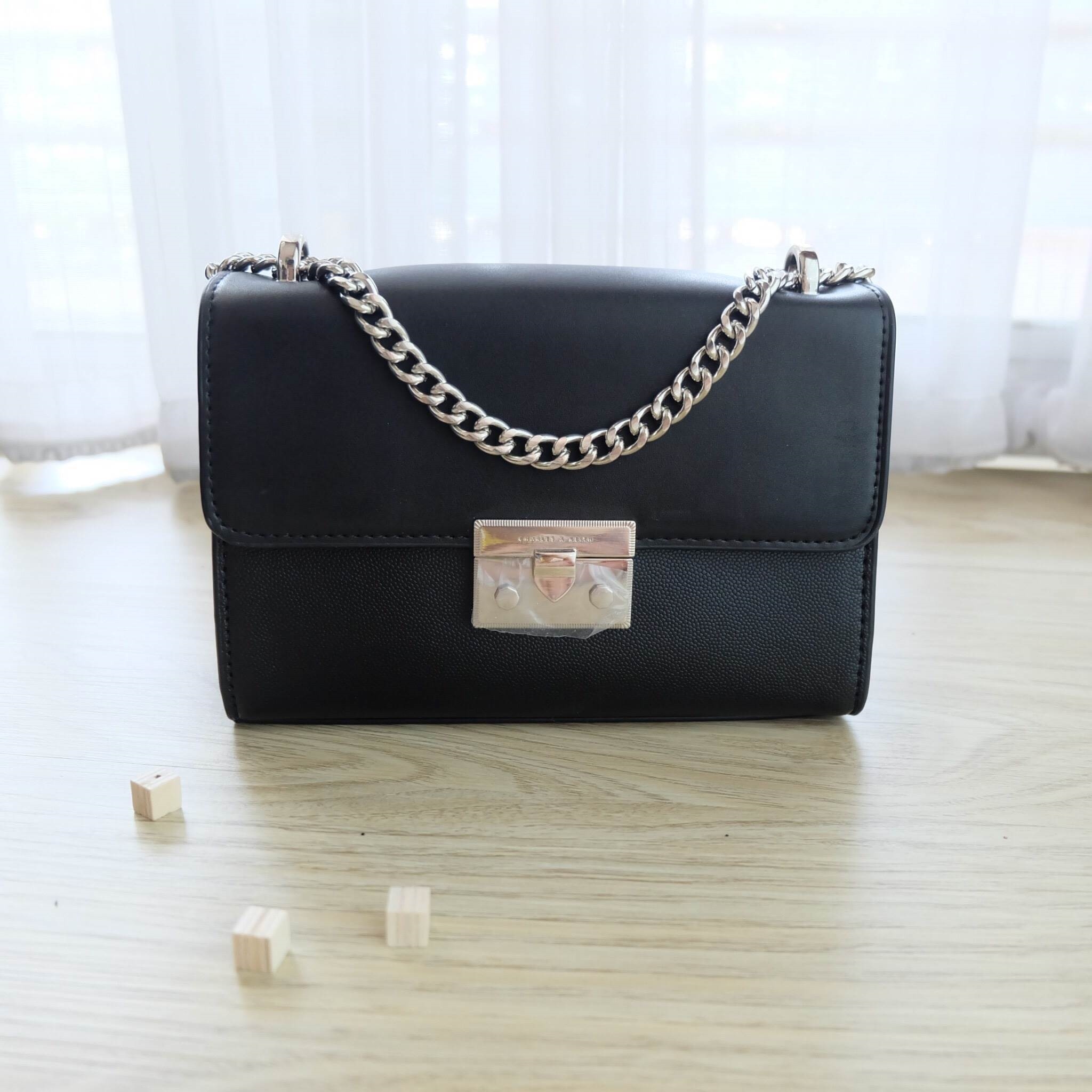 Charles & Keith Structured Clutch - กระเป๋าสะะพาย วัสดุหนังลายคาร์เวียร์ตัดหนังเรียบ - เปิด - ปิดกระเป๋าด้วยตัวล็อค - ด้านในมีช่องซิป 1 ช่อง และช่องเล็ก 1 ช่อง - ด้านหลังมีช่องใส่บัตร 1 ช่องค่ะ - สายสะพายยาว สามารถปรับได้ 5 ระดับค่ะ