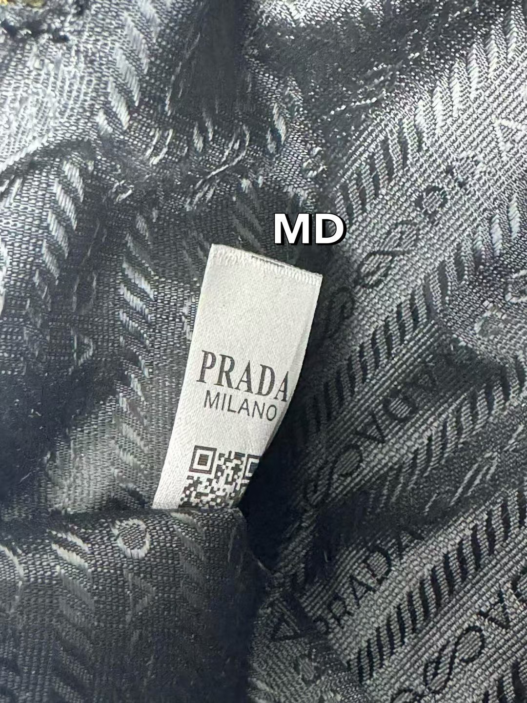 PRADA Leather Bonnie Top-Handle Bag กระเป๋าถือ/สะพายไหล่สุดชิค งานหนังยับสวยเก๋ สวยเด่นเป็นเอกลักษณ์ ดีไซน์คาดหน้าสุดเท่ หูจับยาวในตัวง่ายสะดวกพกพา