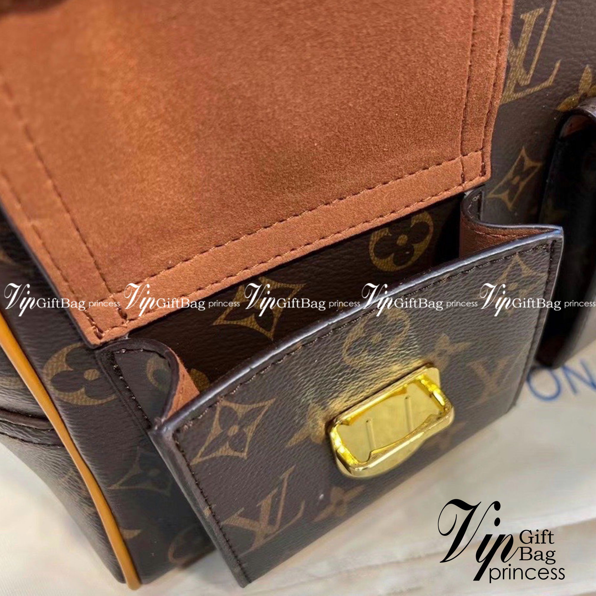 LV Manhattan Pm Monogram Handbag กระเป๋าถือทรงผู้ดี คลาสสิค สวยหรู ไซส์กำลังสวย ดีไซน์ตกแต่งกระเป๋าเล็กด้านหน้า ใส่ของจุกจิกได้ วัสดุหนังแคนวาส ภายในโล่งกว้างมาก มีช่องซิปและช่องย่อย มาพร้อมสายสะพายครอสบอดี้
