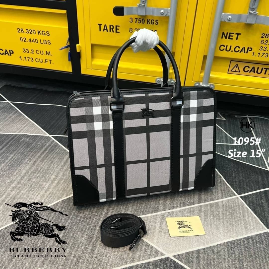 Burberry Men Ainsworth Briefcase / Burberry Newburg Briefcase / Burberry Briefcase Men Bag กระเป๋าเอกสารผู้ชาย กระเป๋าถือแนวนอนกระเป๋าธุรกิจใบใหญ่ สวยงามน่าใช้ จะถือหรือใช้แบบสะพายข้าง ลุคออกมาคือดูดีทีเดียว สินค้าแนะนำ