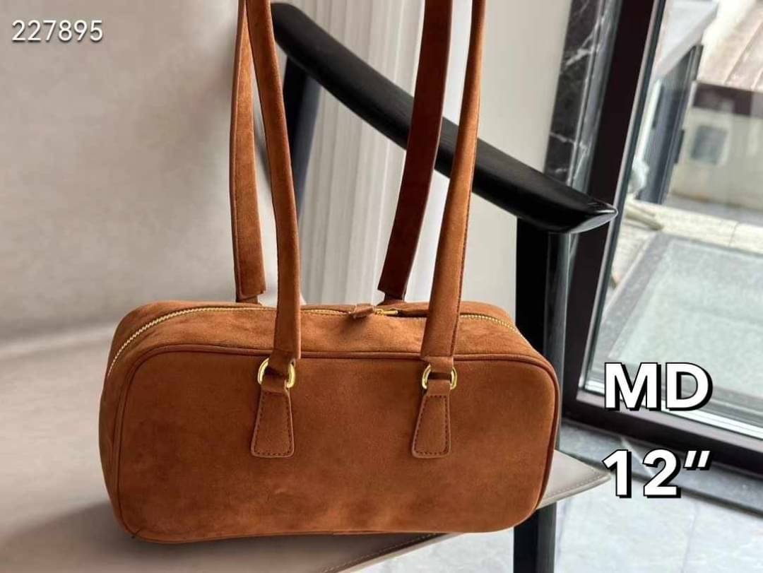 PRADA Suede Shoulder Bag กระเป๋าถือ/สะพายไหล่สุดชิค งานหนังกลับสวยเก๋ สวยเด่นเป็นเอกลักษณ์มาก ดีไซน์เรียบแต่มากมีอยู่จริง สวยดูแพง ที่ไม่มีตอนนี้คือพลาด