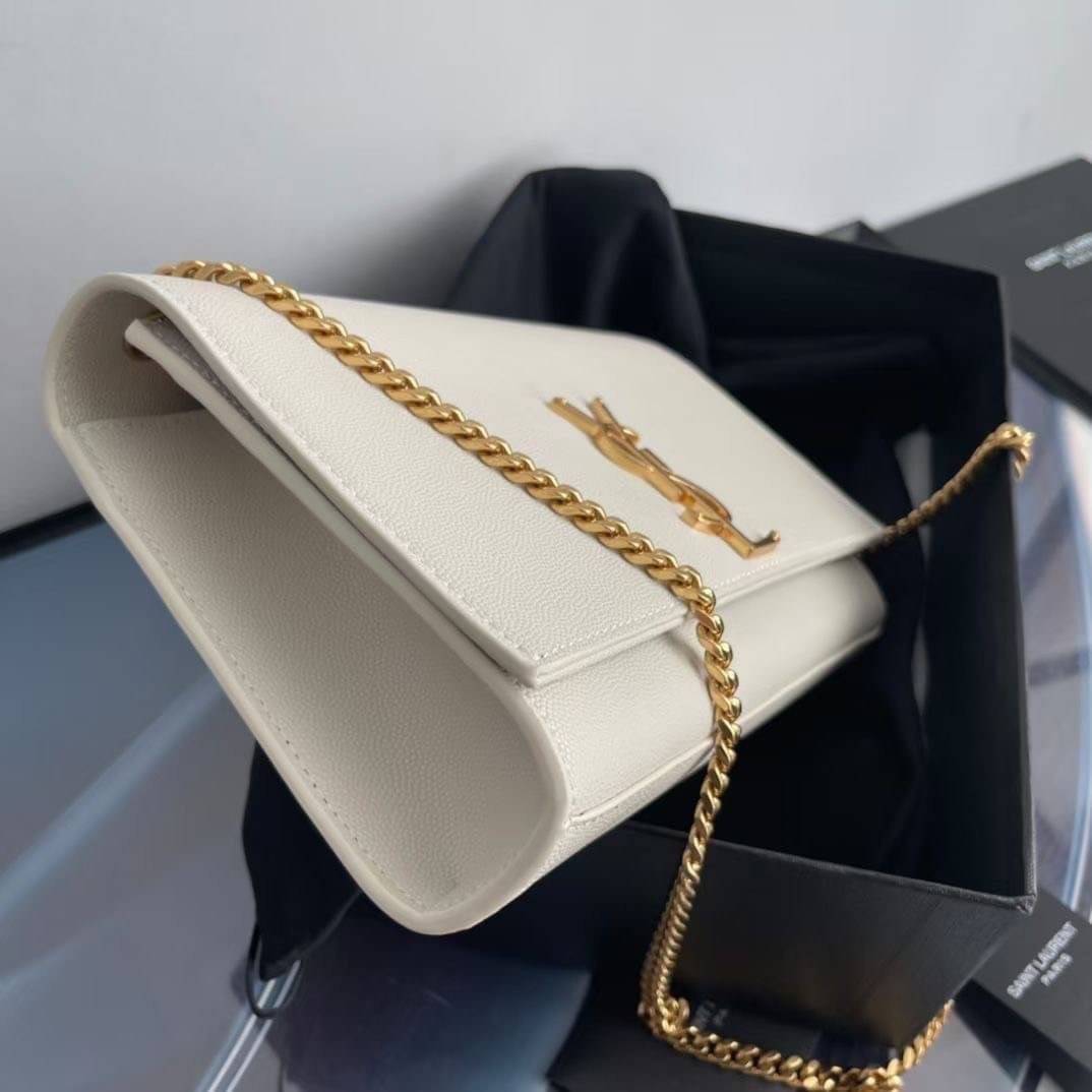 YSL kate medium chain bag in grain de poudre embossed leather 24cm กระเป๋าสะพายแบรนด์หรู รุ่นฮิตลอดกาล งานสวยดูดีมีระดับ ปั้มทุกจุด ขนาดกระทัดรัดกำลังดี มาพร้อมาสะพายโซ่ยาว เลื่อนปรับเป็น 2 แถว เพื่อสะพายเป็นสายสั้นได้ ด้านในโล่งกว้าง ใส่กระเป๋าสตางค์ใบยา