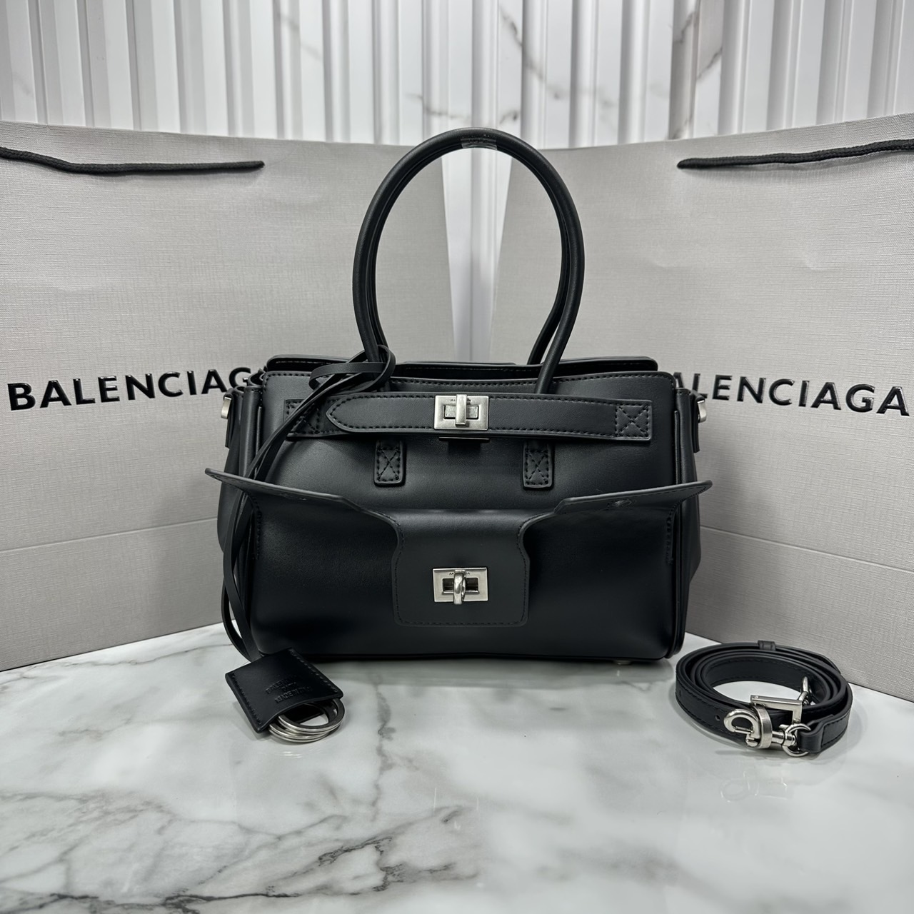 ORI หนังแท้ | Balenciaga Bel Air Carry All Bag Mini in Black smooth leather, aged-gold hardware ที่สุดของไฮแฟชั่น ดีไซน์เหนือกาลเวลาสุดไอคอนิค ต้องยกให้แบรนด์นี้เลยค่ะ กระเป๋าสะพายดีไซน์สวย!! หรู!! เลิศ!! ไม่ซ้ำใคร