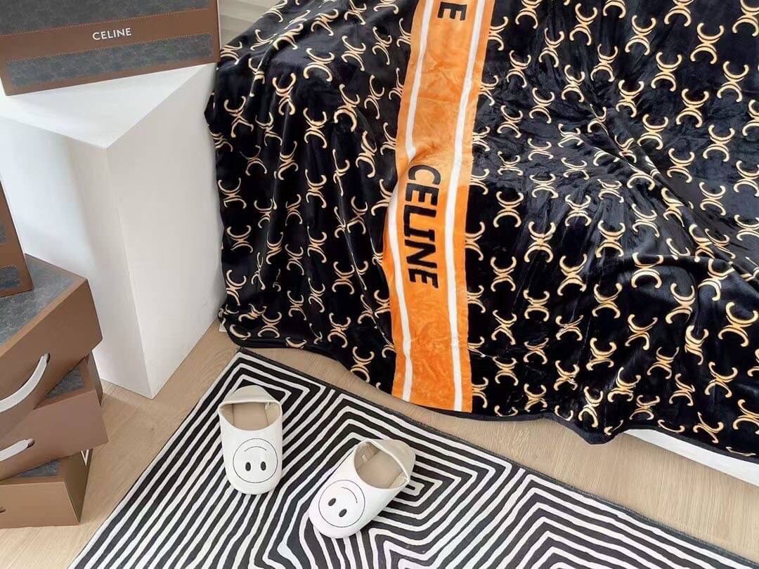 VIP GIFT 】Best Gift! Celine Blanket พร้อมส่งไอเท็มแนะนำ ผ้าห่มนุ่มนิ่ม ขนปุยๆๆ สบายผิวมาก เนื้อผ้านิ่มฟูนุ่มใช้ได้ทุกโอกาส ขนาดกำลังดี พกพาสะดวก สามารถพกไว้ใช้ในรถ ใช้ในออฟฟิศได้ จะซื้อใช้เองหรือมอบเป็นของขวัญก็ดูดีพร้อมส่งที่ไทย ราคาสุดคุ้มไม่ต้องรอพรีฯ 