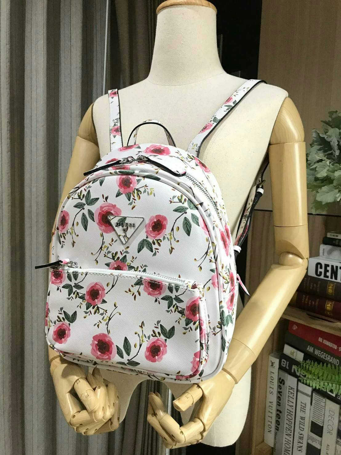 GUESS WOMAN'S FACTORY BACKPACK กระเป๋าเป้รุ่นใหม่ล่าสุดขนาดกำลังดีวัสดุหนังแกะสังเคราะห์พิมพ์ลายดอกไม้สวยน่ารัก น้ำหนักเบา มีหูหิ้วเเละสายสะพายหลังเลื่อนปรับได้ ด้านหน้ามีโลโก้และช่องซิป เปิดปิดด้วยซิปสะดวกใช้ ภายในกว้างและจุ ใส่ ipad กระเป๋าสตางค์ใบ