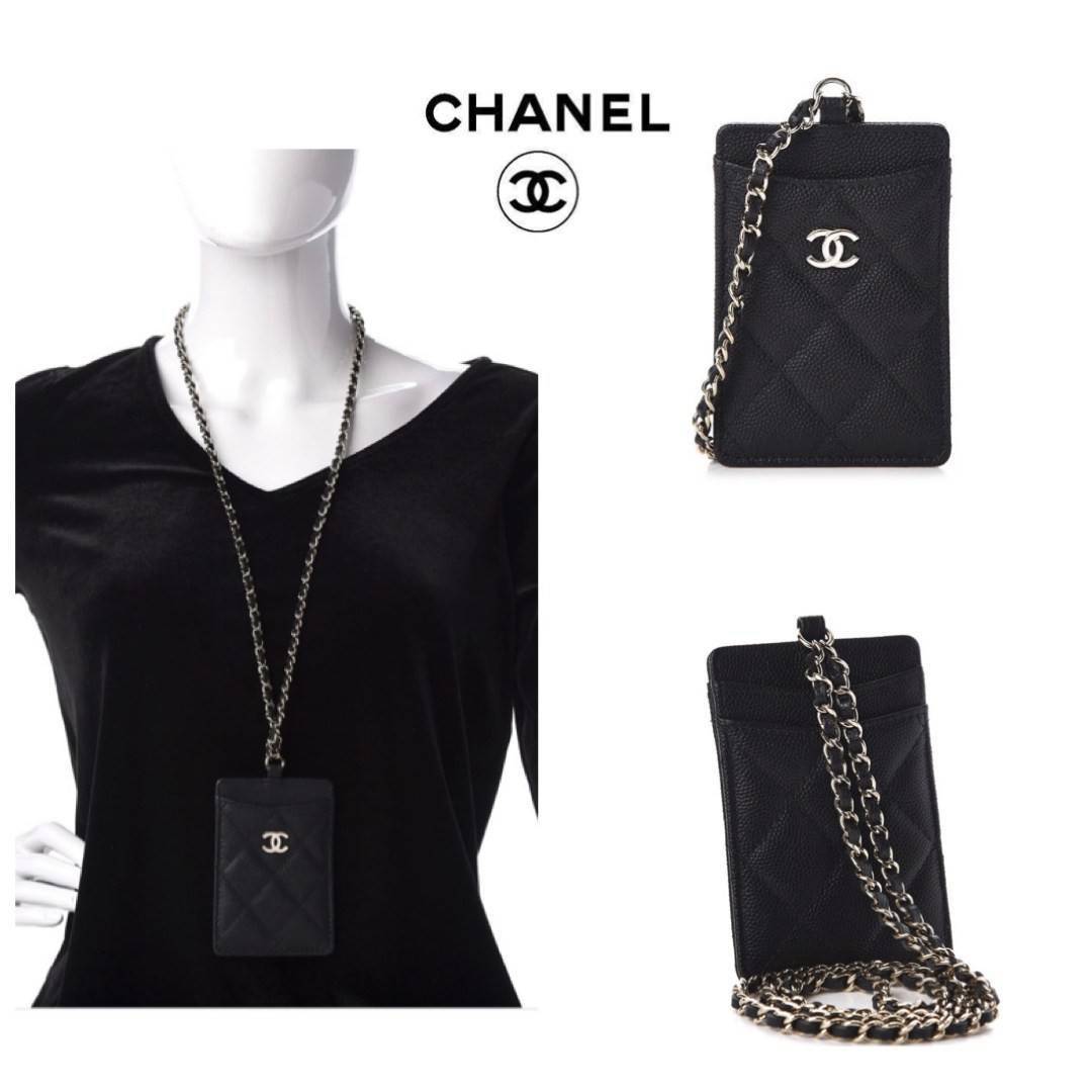 CHANEL Caviar Quilted Card Holder On Chain สายคล้องคอใส่บัตรรุ่นนี้การออกแบบเรียบง่ายแต่ดูแพงใส่การ์ดได้ทั้งด้านหน้า ด้านหลัง ตรงกลางมีช่องเพิ่มให้อีก1ช่อง ด้านหน้าประดับโลโก้ชาแนล ลายหนังคาเวียร์ ดูดีมีซิกเนเจอร์สุดๆ ใช้แล้วมีเอกลักษณ์ มาพร้อมกับสายโซ่ร้