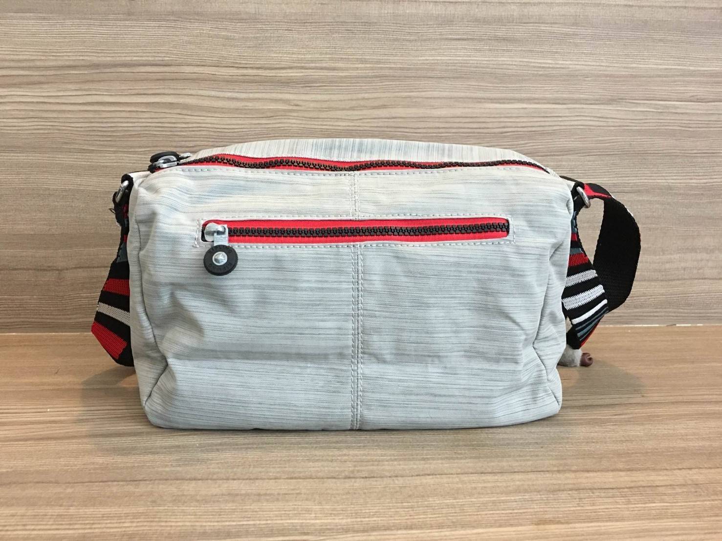 Kipling Reth กระเป๋าสะพายทรงสวย รุ่นยอดนิยม สายสะพายปรับระดับสั้น-ยาว เป็นกระเป๋าสะพายแบบ cross body ได้ค่ะ ช่องซิปเยอะ ใส่ของได้เป็นสัดส่วน จุสัมภาระได้ดีเลยค่ะ ทรงสวย สะพายน่ารักมาก ห้ามพลาดเลยค่ารุ่นนี้