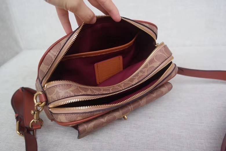 Coach Cassie Camera Bag In Signature Canvas : Tan Rust สินค้าแนะนำค่ะ!! กระเป๋าสะพายข้าง//ครอสบอดี้ร์ 🔺วัสดุหนังแท้ชั้นดีที่สุด หนังสวยมากๆค่ะ ด้านหน้ามีช่องให้2ช่องค่ะ ✔️พร้อม2ช่องซิปหลัก ภายในกว้าง ใส่กระเป๋าสตางค์ใบยาวได้ ของอื่นๆได้จุมา