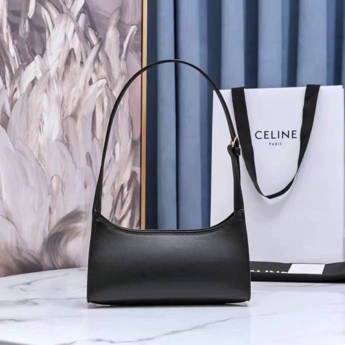 หนังแท้ CELINE SHOULDER BAG CUIR TRIOMPHE IN SMOOTH CALFSKIN ภาพสินค้าถ่ายจากงานขายจริง ใช้งานต่างประเทศได้