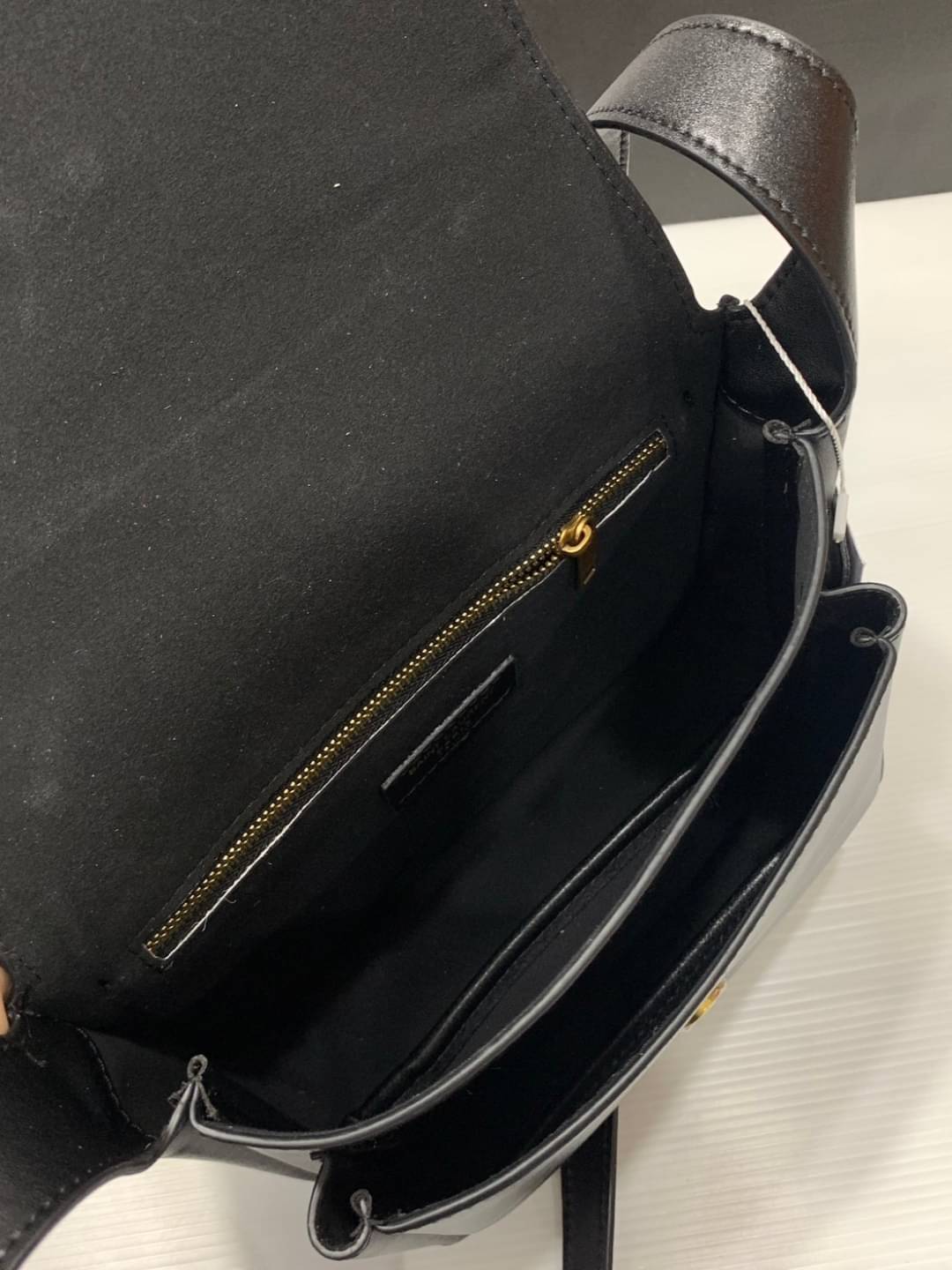 YSL Niki BESACE Brick Leather Bag กระเป๋าสะพายไหล่หูจับในตัว หรูหราขั้นสุด เสิร์ฟมาให้สวยทันใช้ปีใหม่แน่นอนค่า ใบจริงดูแพงเกินคุ้ม ดีไซน์เรียบแต่โดดเด่นด้วยความเป็นเอกลักษณ์ ภายในโล่งกว้าง สะพายได้สวยๆปังๆก่อนใคร ของใหม่แบบนี้รีบตำเลยน้า