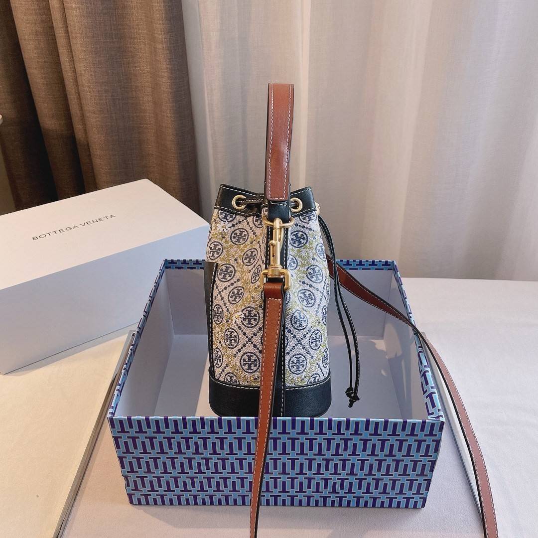 ของแท้ 💯% 】TORY BURCH T MONOGRAM FLORL BUCKET BAG เปิดตัวกระเป๋า T MONOGRAM ที่ผสมผสานกับความน่ารักกับหมู่มวลดอกไม้ เป็นอีกหนึ่งในคอลเล็กชั่น ที่เลือกสรรมาให้ต้อนรับสาวๆ ดีไซน์เก๋ทรงขนมจีบยอดฮิต