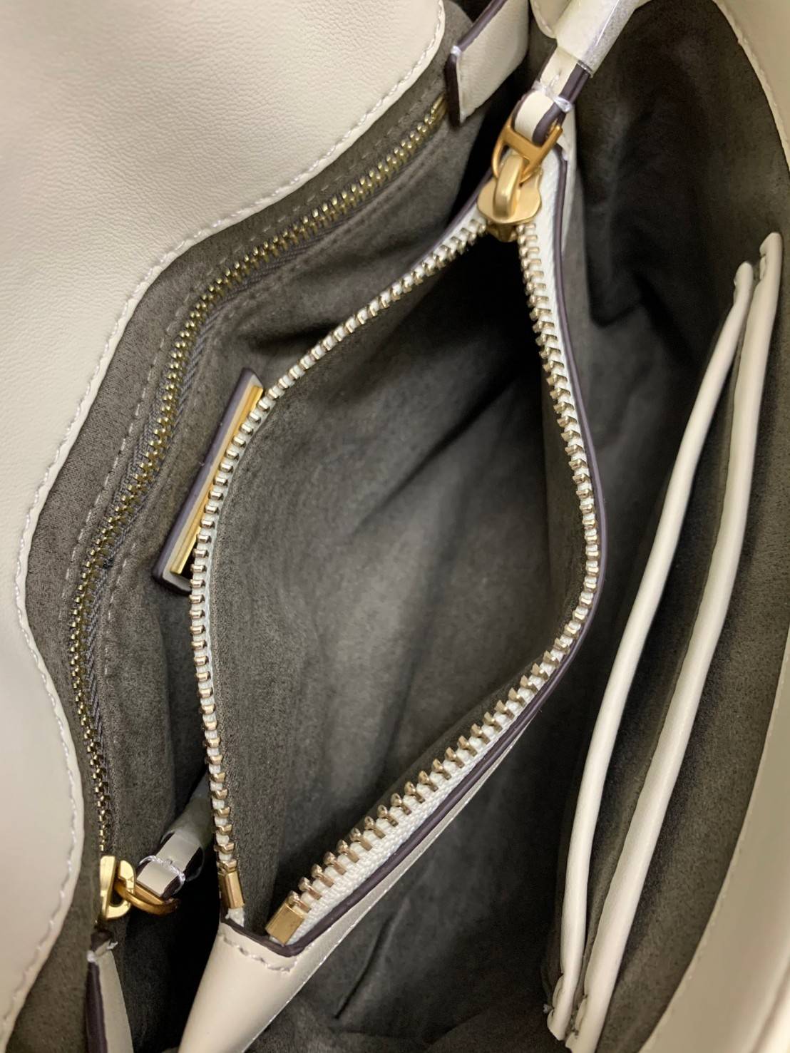 TORY BURCH KIRA QUILTED SMALL BAG พร้อมส่งที่ไทย ไม่ผิดหวังแน่นอนค่ะ! กระเป๋าหิ้วหรือสะพายข้างได้ วัสดุหนังแกะแท้ทั้งใบ ((หนังแกะจะมีคุณภาพดีเงานิ่มและแพงกว่าหนังวัวจ้า)) หนังนิ่มสวยงามมากๆค่ะ เปิดปิดกระเป๋าแบบหมุนล็อคแบบโลโก้แบรนด์ ใช้อะไหล่คลาสสิคดูหรูเ