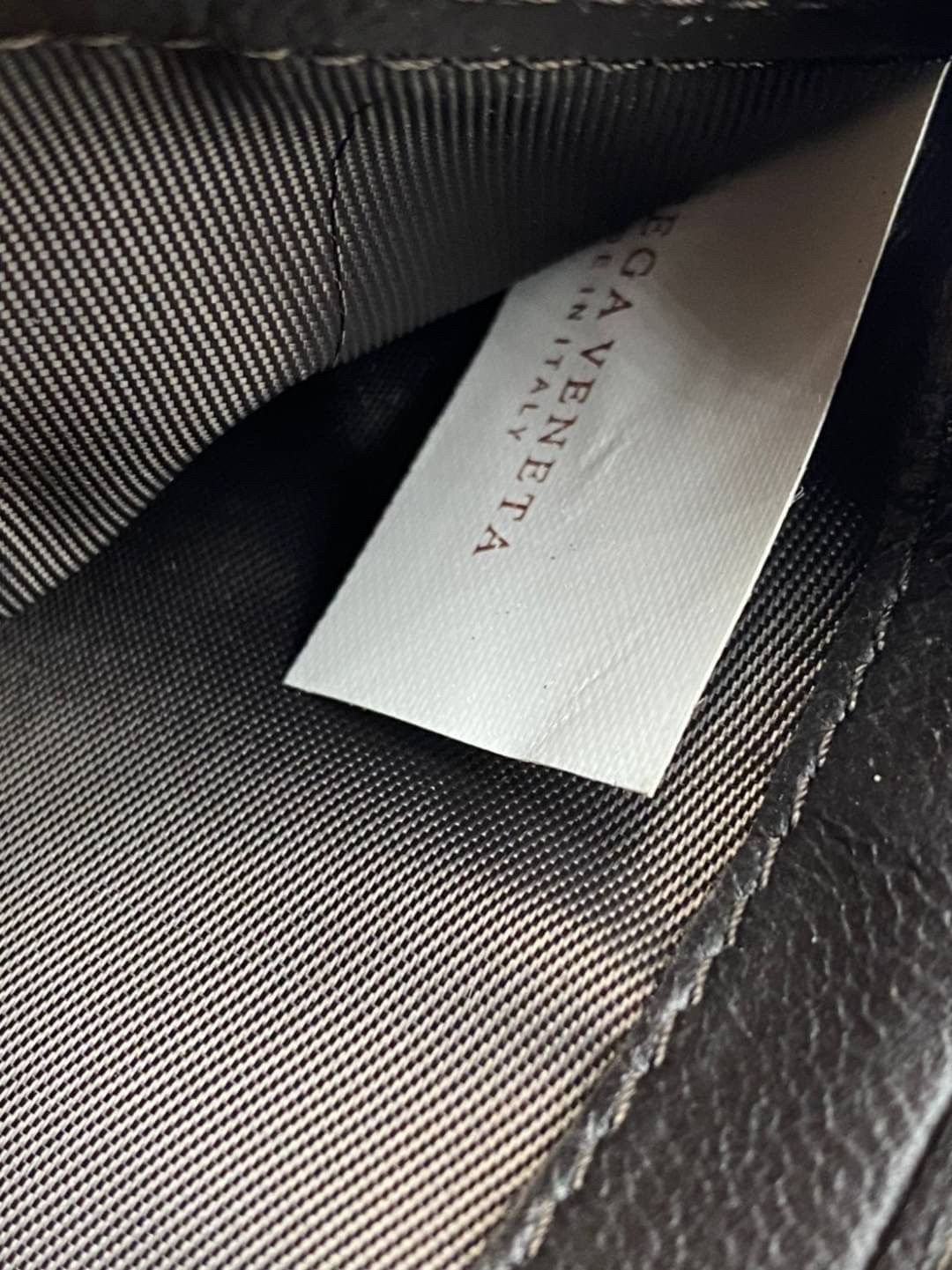 VIP 】หนังแท้ BOTTEGA VENETA WALLET กระเป๋าสตางค์ใบสั้นคุณผู้ชาย รุ่นตามหา มาเท่าไหร่ไม่เคยพอเลยค่า เป็นรุ่นคลาสสิกที่หยิบมาใช้งานได้บ่อยที่สุด งานหนังลูกวัวแท้ทั้งใบสวยมากนะคะ ใช้ทนทานได้นานเลยค่ะ ภาพสินค้าถ่ายจากงานขายจริง พร้อมส่งที่ไทยราคาสุดคุ้มห้ามพล