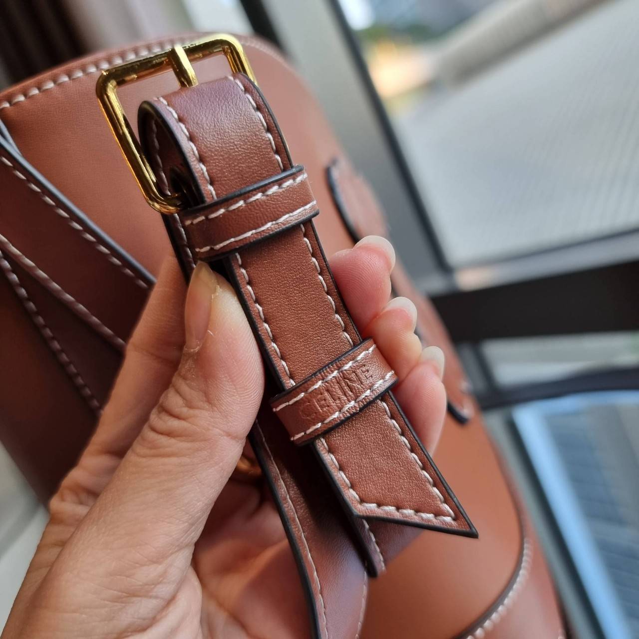 VIP 】CELINE BUCKET BAG CUIR TRIOMPHE คอลเลคชั่นใหม่ ฮิตข้ามปี กับกระเป๋าสะพายทรงถัง ใช้งานง่ายที่สุด สายสะพายในตัว ปรับใช้ได้เลย วัสดุหนังวัว เรียบหรู ผู้ดีไปอีก โดดเด่นด้วยโลโก้เอกลักษณ์ มีกระดุมปิดที่ปากกระเป๋า ภายในโล่งกว้าง ใส่ของแบบจุๆไปเลย เป็นรุ่นท