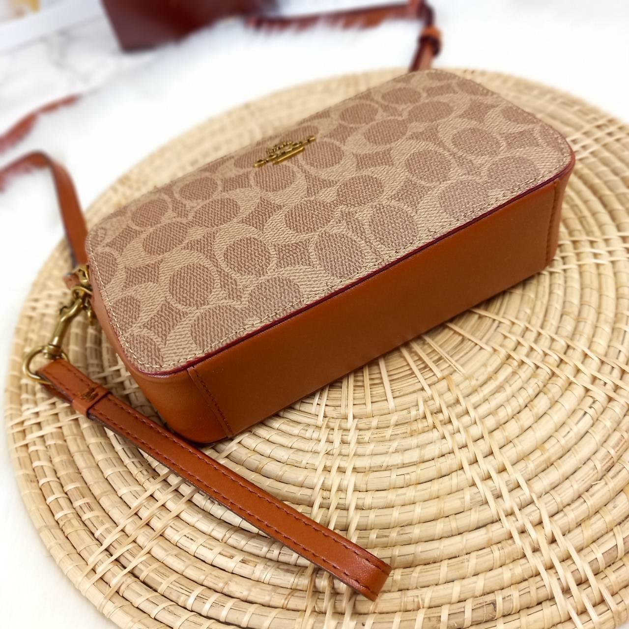 COACH KIRA CROSSBODY IN SIGNATURE CANVAS (COACH F89399)🍁เหมาะมือมาก หยิบใช้ง่ายสบายเลย🌈//รุ่นนี้ จะถือ จะคล้องมือ สะพายคลอสบอดี้ ได้หลายลุค จัดวางตามต้องการได้เลย // มีสายคล้องมือ และสายยาว สามารถถอดได้ทั้ง 2 สาย //เปิด-ปิดด้วยซิป มี2 ช่อง