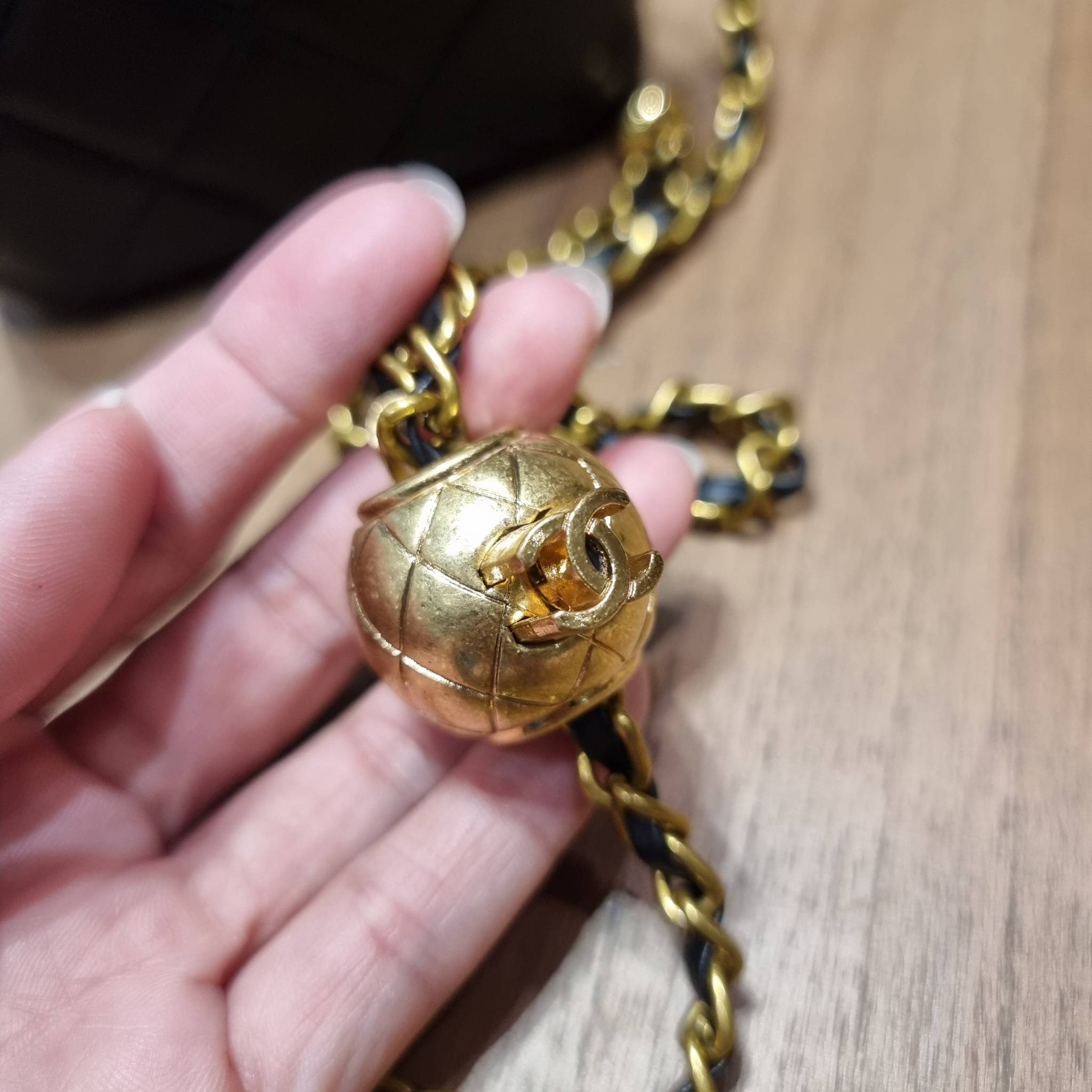 VIP 🥂 เซ็ทคือที่สุดของความคุ้ม CHANEL GIFT BOX SET สุดหรูชวนให้สะสม สุดยอดไอเท็มหายากพร้อมเสิร์ฟครบชุด สุดคุ้ม มาพร้อมกระเป๋าสะพายถึง 2 ใบ สุดหรูลิมิเต็ด จับคู่รุ่นยอดฮิต และที่พิเศษยังมีน้ำหอมตัวท็อปมาให้อีก chanel no.5 ที่แสนจะเย้ายวน ในขนาด 7.5