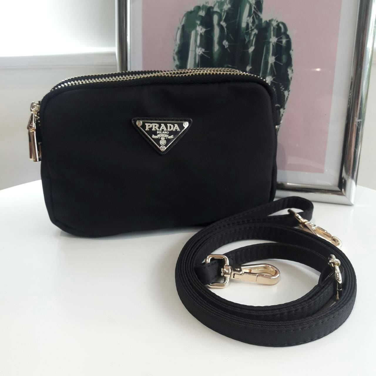 งานพรีเมี่ยมกิ้ฟ จากเคาเตอร์ต่างประเทศ จากแบรนด์ PRADA กับรุ่นขายดี ที่รอคอย Prada 3 zip nylon crossbody bag เป็นกระเป๋าใบเล็ก มีด้วยกันถึง3ช่องใส่ของ ซึ่งเหมาะกับผู้หญิงอย่างเรามาก สามารถแยกของที่จะใส่ได้เลย ตัวกระเป๋าอะไหล่สีทอง ขนาดกะทัดรัด สามารถใส่ I