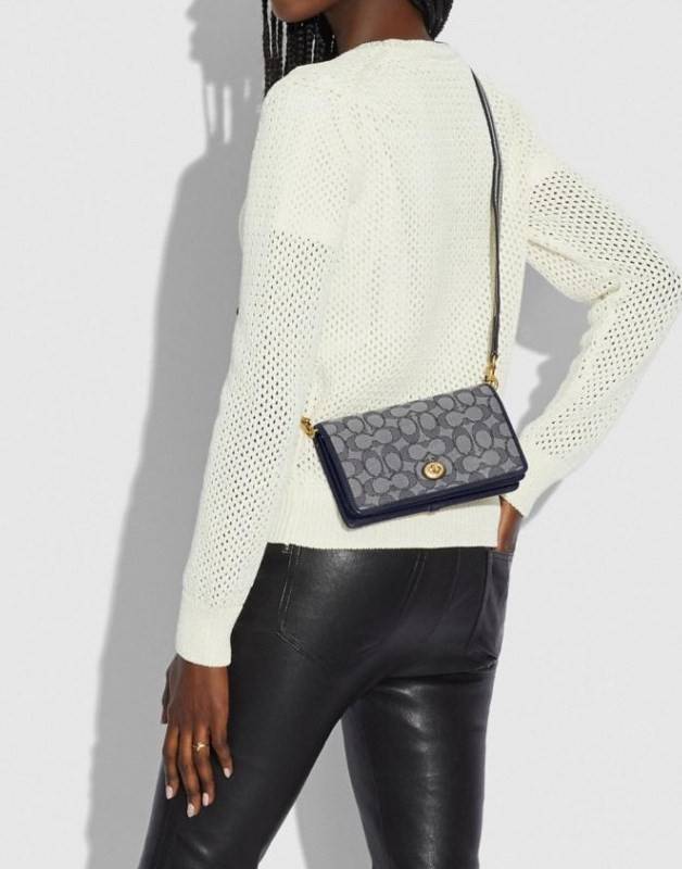 COACH C3824 FOLDOVER CROSSBODY CLUTCH IN SIGNATURE JACQUARD คลัทช์เก๋ๆที่สาวๆตามหา 2IN1 ไปอีกหนึ่ง!! กระเป๋าสะพายทรงคลัชท์ ใช้งานได้ถึง 2 แบบ จะพกเดี่ยวๆแทนกระเป๋าสตางค์ หรือคล้องสายสะพายข้าง สะพายชิคๆคูลๆ ก็ได้อีก มันดีงามมากทุกสี เพราะความละมุนของผ้า ja