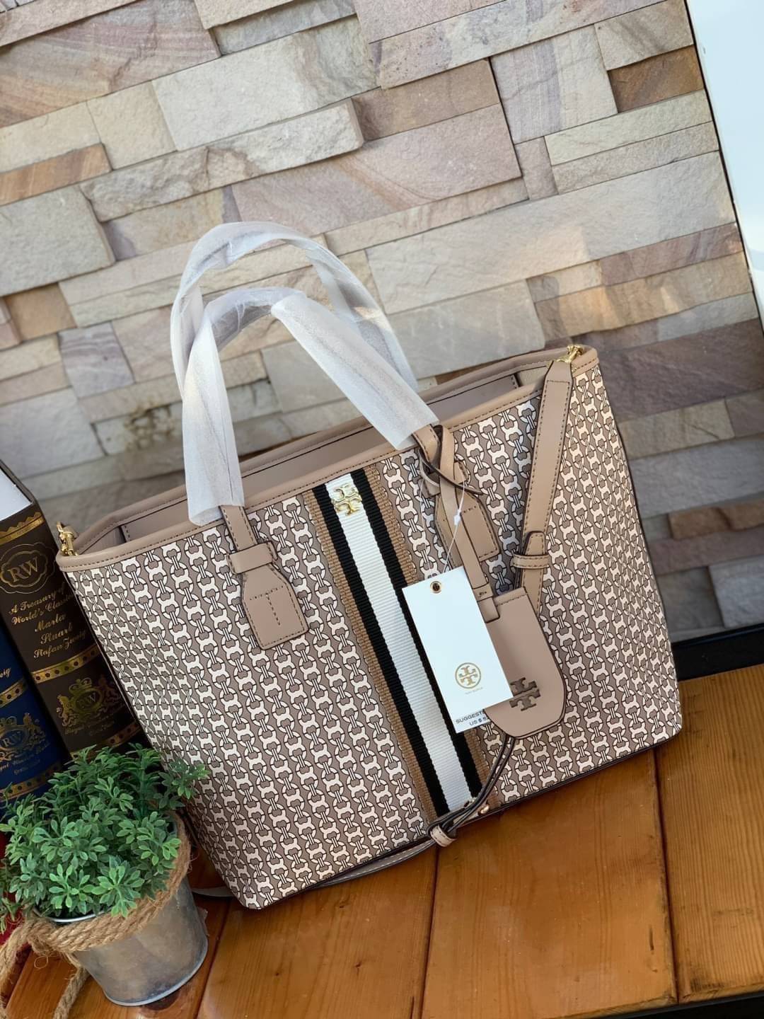 ของแท้ 💯% Tory Burch Gemini Link Canvas Small Tote กระเป๋าสุดปังจากทอรี่ เบริช์(Tory Burch) อย่างเจมิไนลิงค์ ในทรง tote bag ซึ่งผลิตจากผ้าใบเคลือบผิวด้าน มีเอกลักษณ์โดดเด่นที่ลายทางตรงกลาง