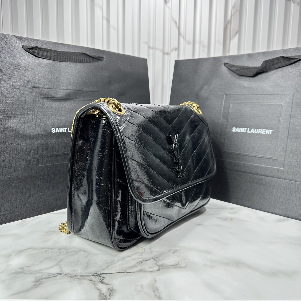 medium YSL Niki shoulder bag 11" กระเป๋าสะพายทรงคลาสสิค รุ่นยอดนิยมของแบรนด์ที่ใครๆก็ต้องมีใช้ ดีไซน์เรียบหรู