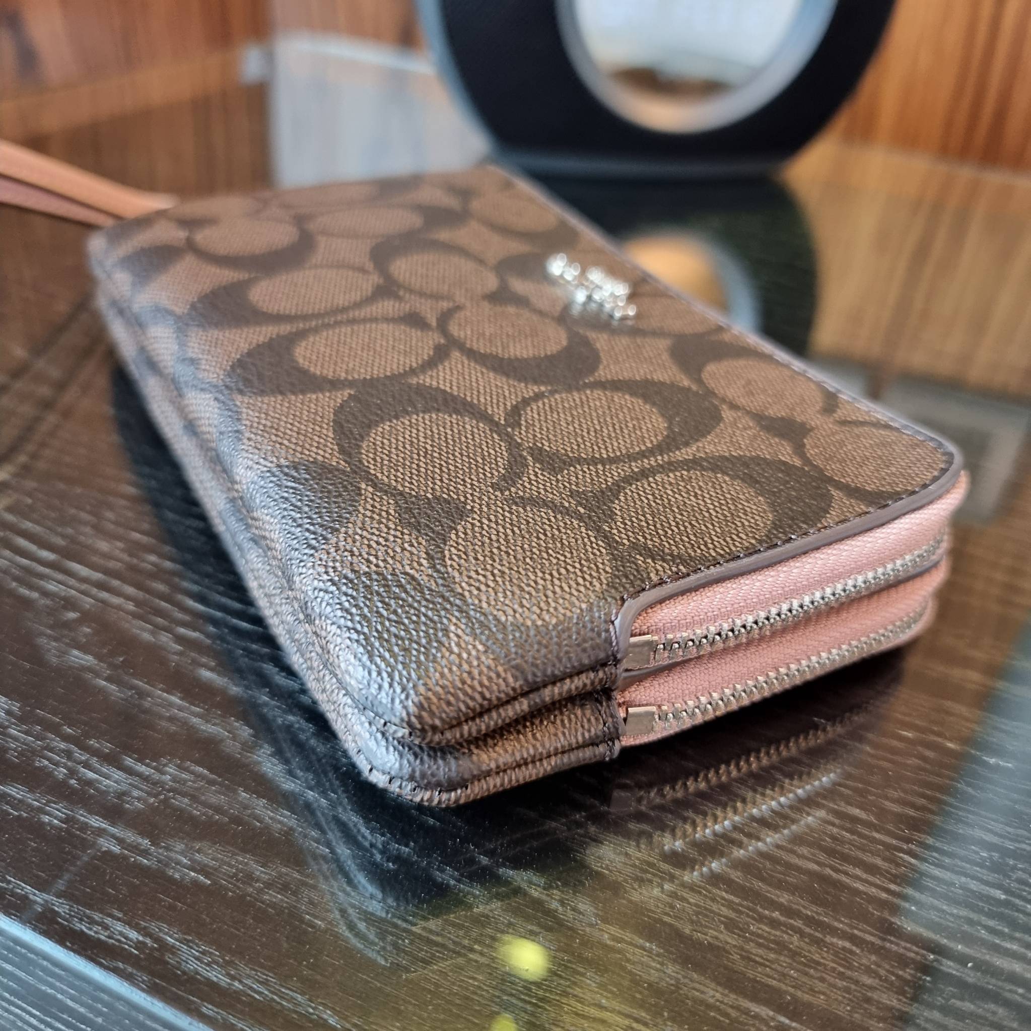 COACH F87591 DOUBLE CORNER ZIP WALLET IN SIGNATURE COATED CANVAS คล้องมือรุ่น 2 ซิป!! มาแล้วจ้า 🌟🤗 ไซส์นี้คือเหมาะมือจริงๆ พกง่ายเช่นเคย ไม่ต้องกังวลว่าจะเกะกะหรือกินพื้นที่กระเป๋าหลัก วัสดุหนังแคนวาสเคลือบลาย มีช่องหลักแยก 2 ช่อง ภายในบุผ