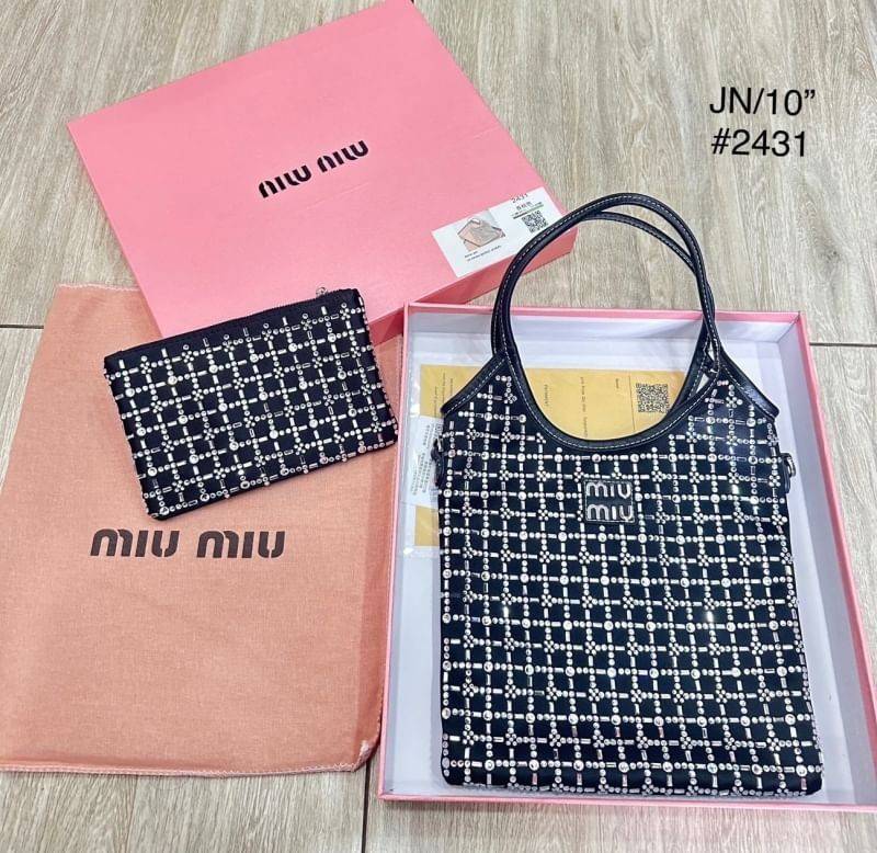 MIU MIU small crystals net tote bag กระเป๋าทรงโท้ทไซส์เล็ก น่ารัก สุดคิ้วประดับคริสตัลสวยงามที่สุด เอาใจสาวๆ สายหวาน ไอเท็มใหม่รีบมีใช้ก่อนใคร สวยก่อนใครได้แล้วน้า