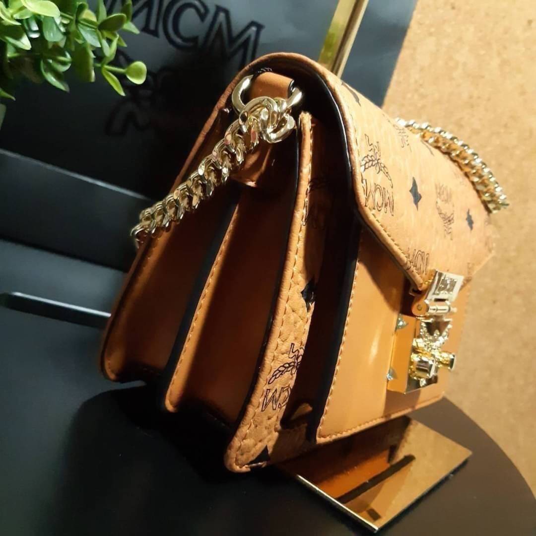 M.C.M MINI PATRICIA CROSSBODY IN VISETOS กระเป๋าสะพายไซส์มินิ เล็กๆแต่ดีเทลยิ่งใหญ่!! เป็นอีกหนึ่งรุ่นที่หรูเกินตัว ด้วยดีไซน์และขนาดพอเหมาะ สาวๆต้องปลื้มแน่นอนใบนี้ วัสดุหนังแคนวาสคุณภาพดีสลับหนังแท้ เปิด-ปิดด้วยตัวกดล็อคอะไหล่ทองสุดหรู ภายในเป็นหนังกลับ