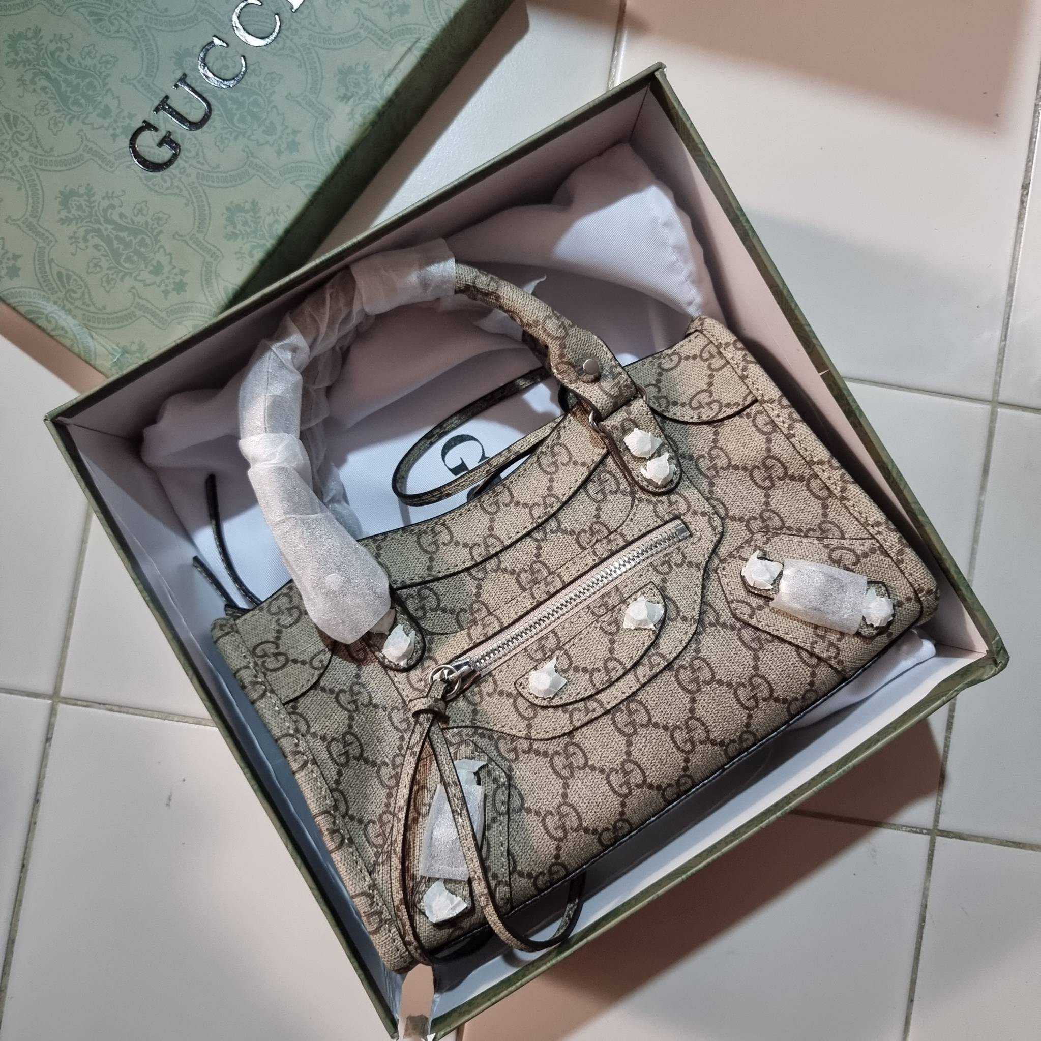 ไซส์ใหม่ กับรุ่นคอลแลบอีกหนึ่ง ที่ฮอตติดลมไม่เลิก!! Gucci×Balenciaga neo classic small bag กระเป๋าถือ/สะพายข้างที่โดดเด่นในสไตล์ที่ไม่ซ้ำ ไม่เกร่อ ดีไซน์มีกิมมิคและลูกเล่นแพรวพราว ทั้งหนังรูดซิป ทั้งหูจับ ทั้งความตกแต่ง มีดีเทลอัพราคาไปหมด วัสดุหนังแคนวาส